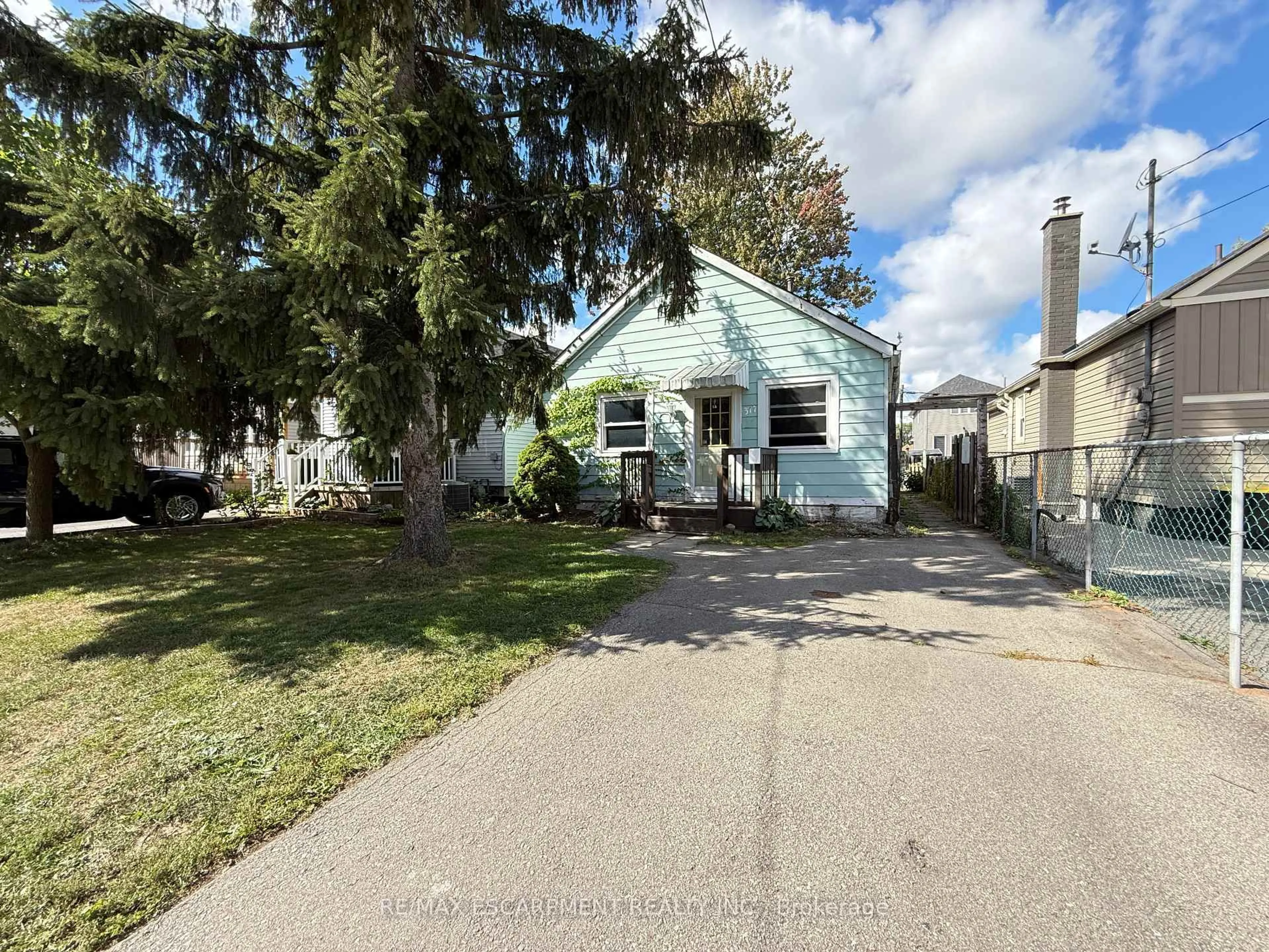 Home with vinyl exterior material, street for 317 Brunswick St, Hamilton Ontario L8H 6R8