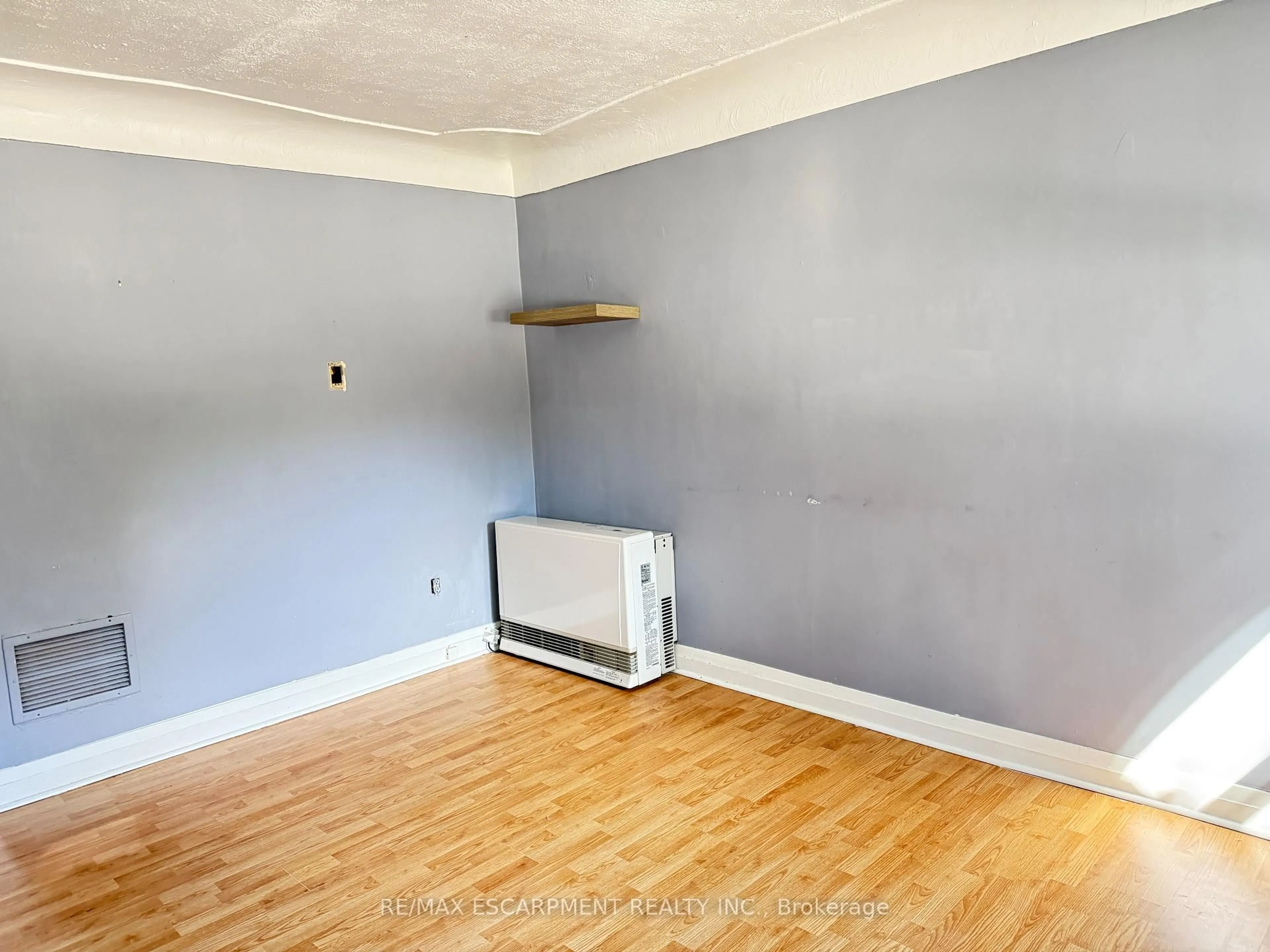 A pic of a room for 317 Brunswick St, Hamilton Ontario L8H 6R8