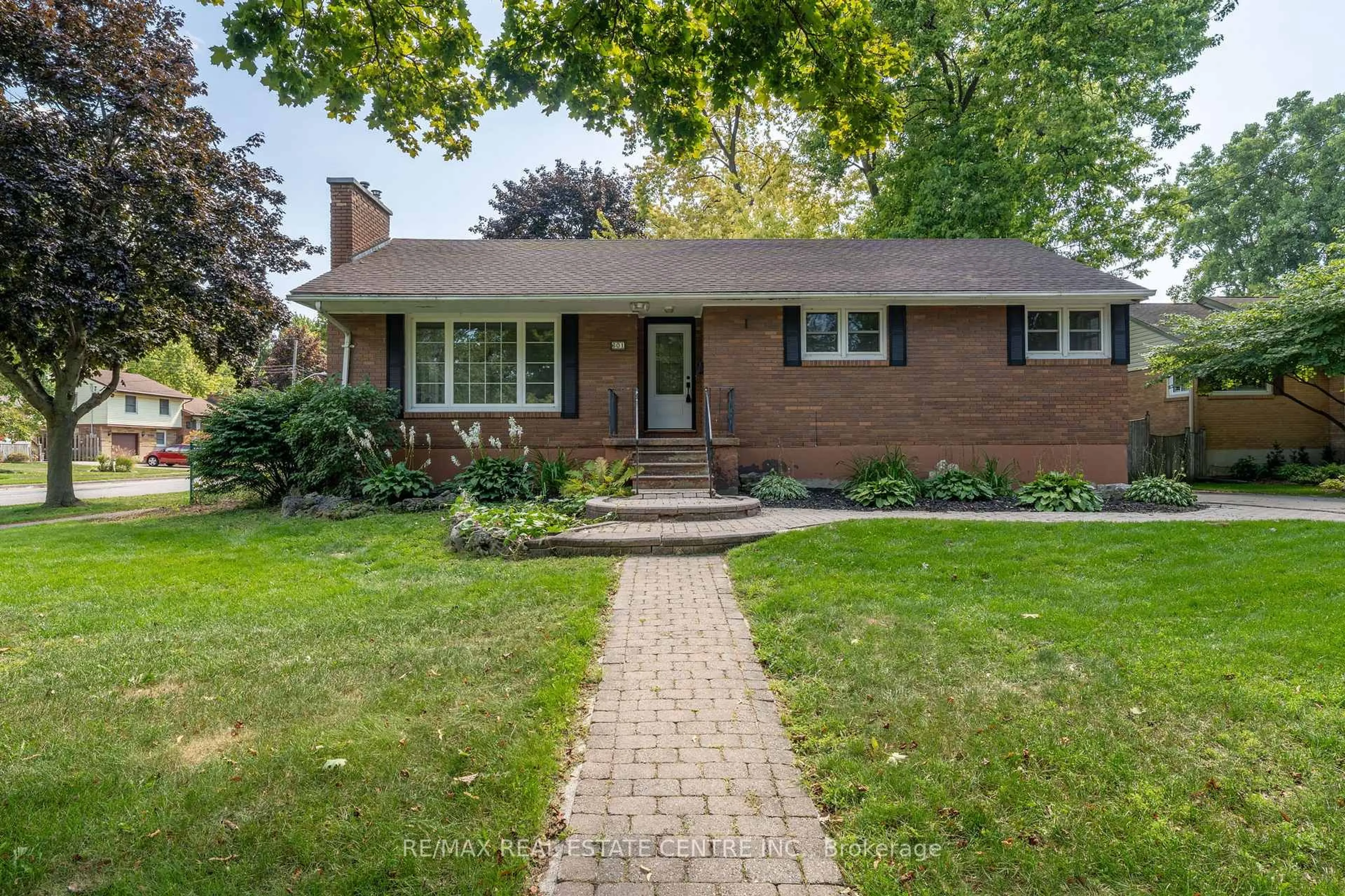 Home with brick exterior material, street for 601 Hollywood Pl, Sarnia Ontario N7V 2J1