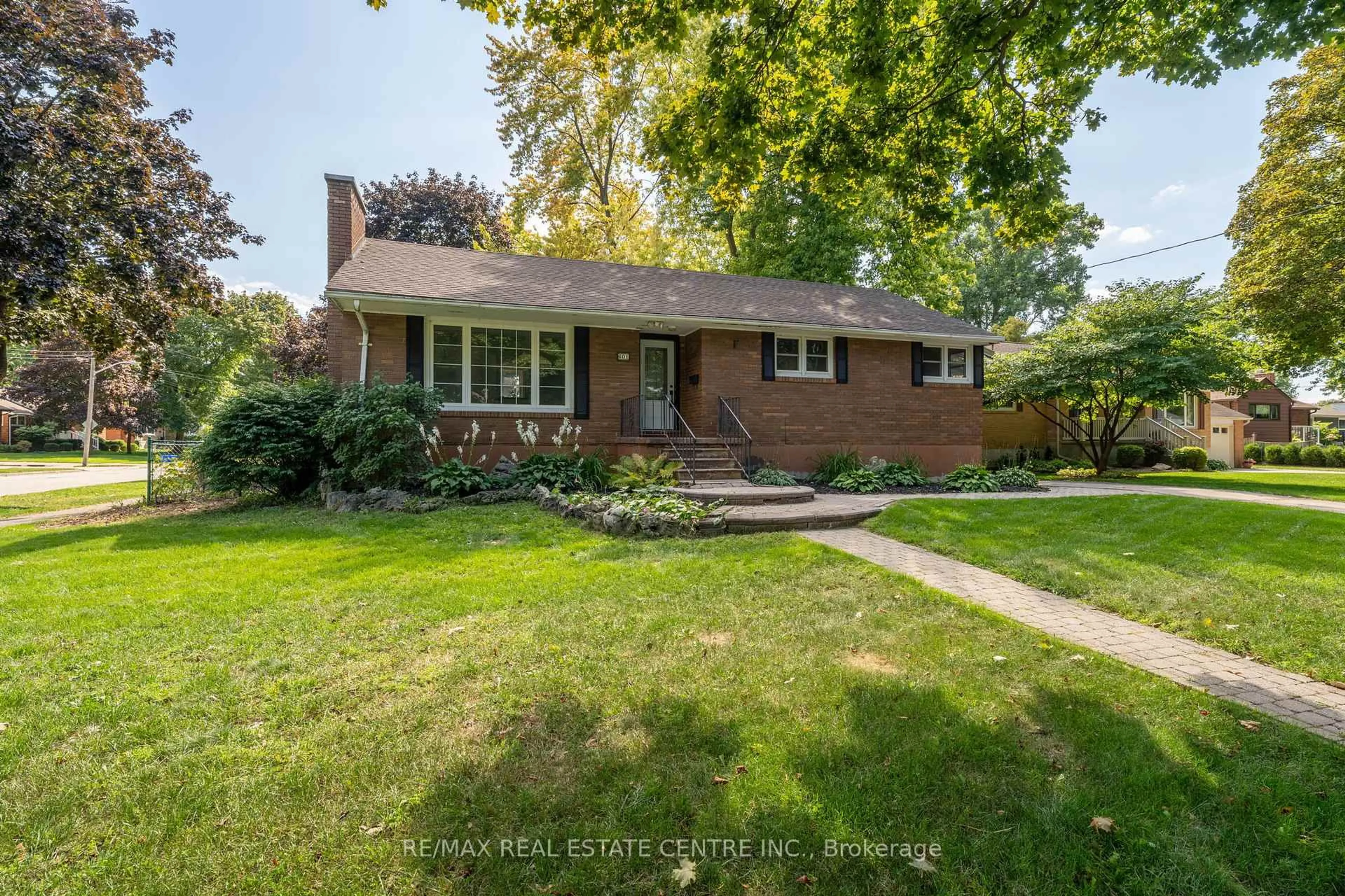 Home with brick exterior material, street for 601 Hollywood Pl, Sarnia Ontario N7V 2J1