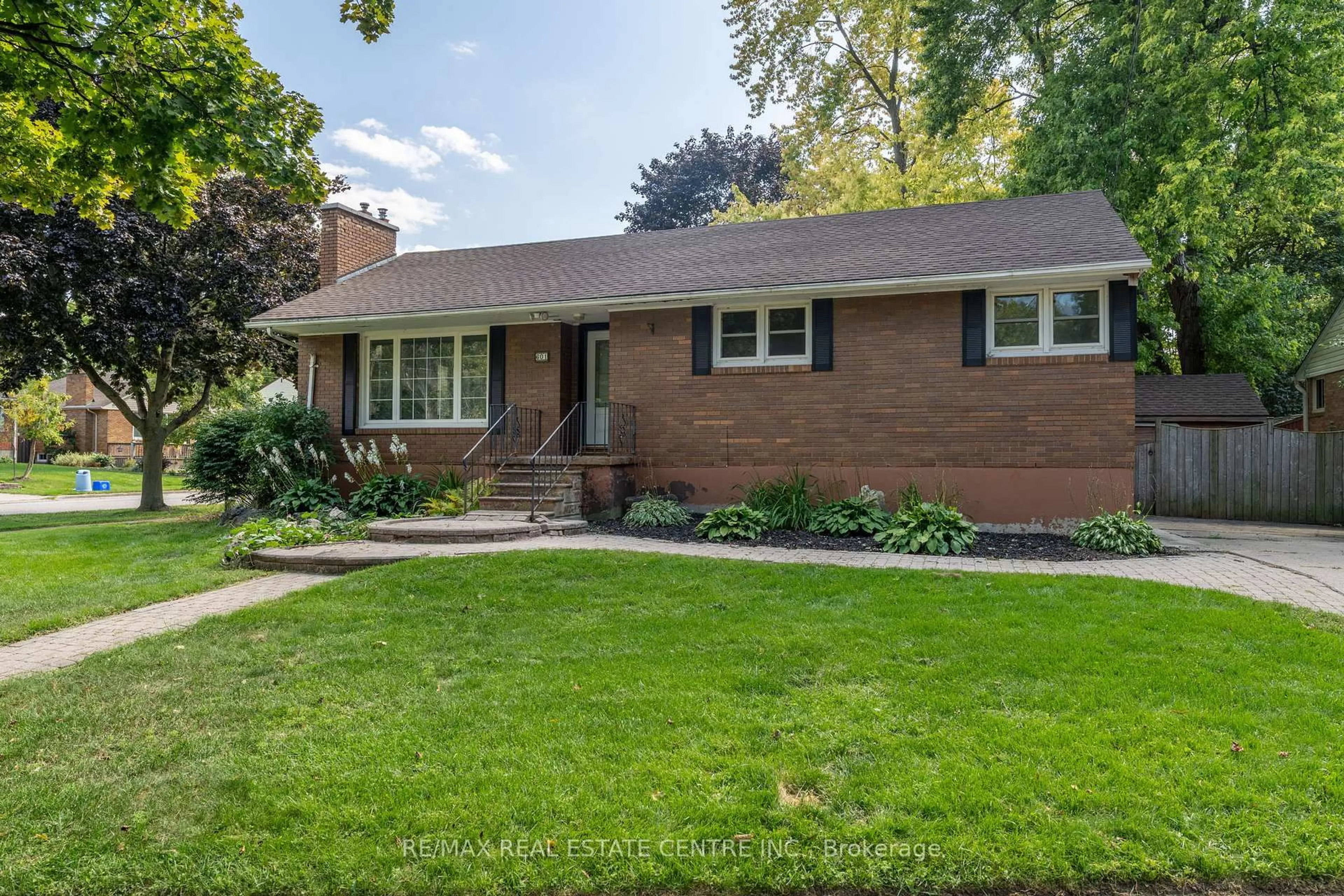 Home with brick exterior material, street for 601 Hollywood Pl, Sarnia Ontario N7V 2J1