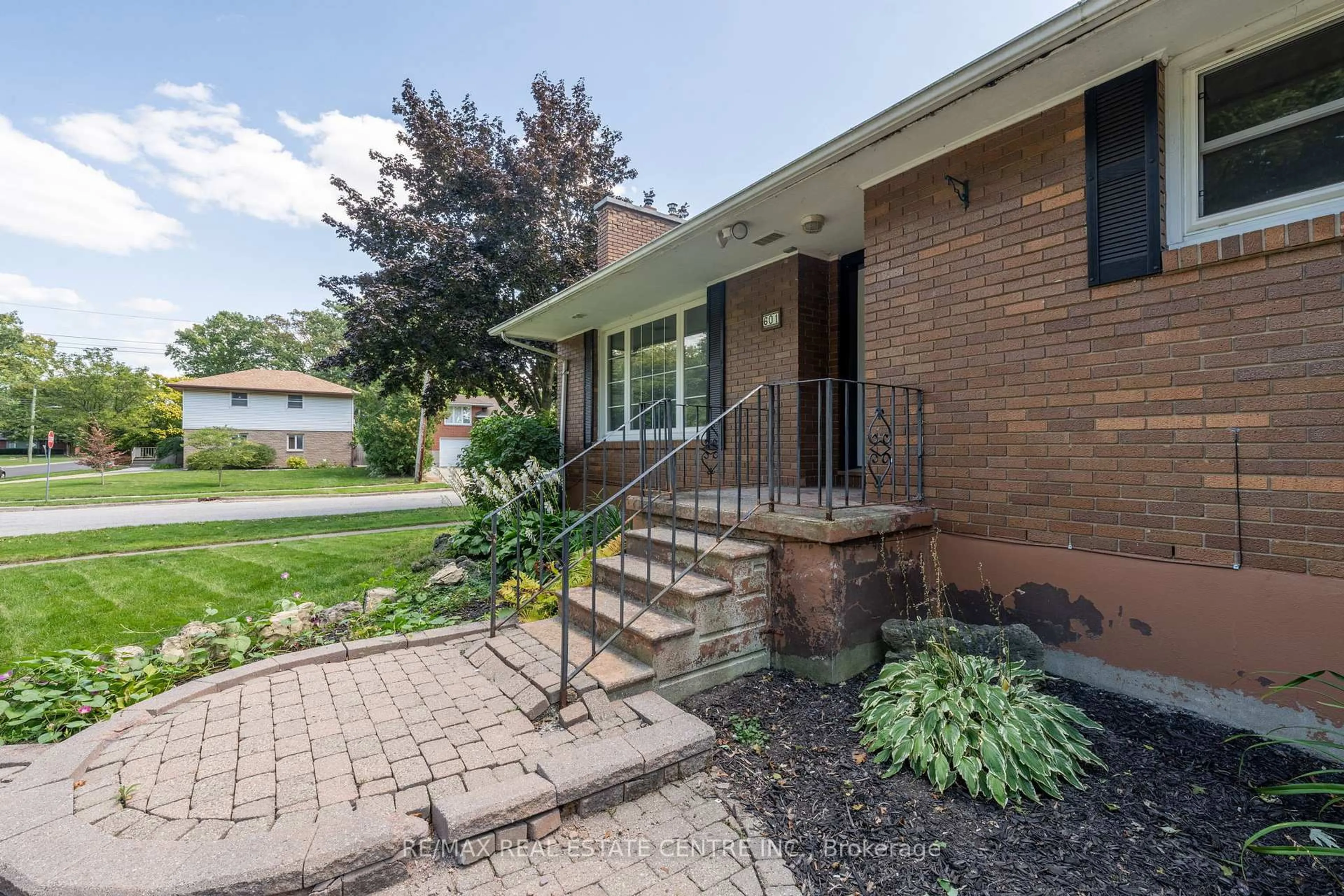 Home with brick exterior material, street for 601 Hollywood Pl, Sarnia Ontario N7V 2J1