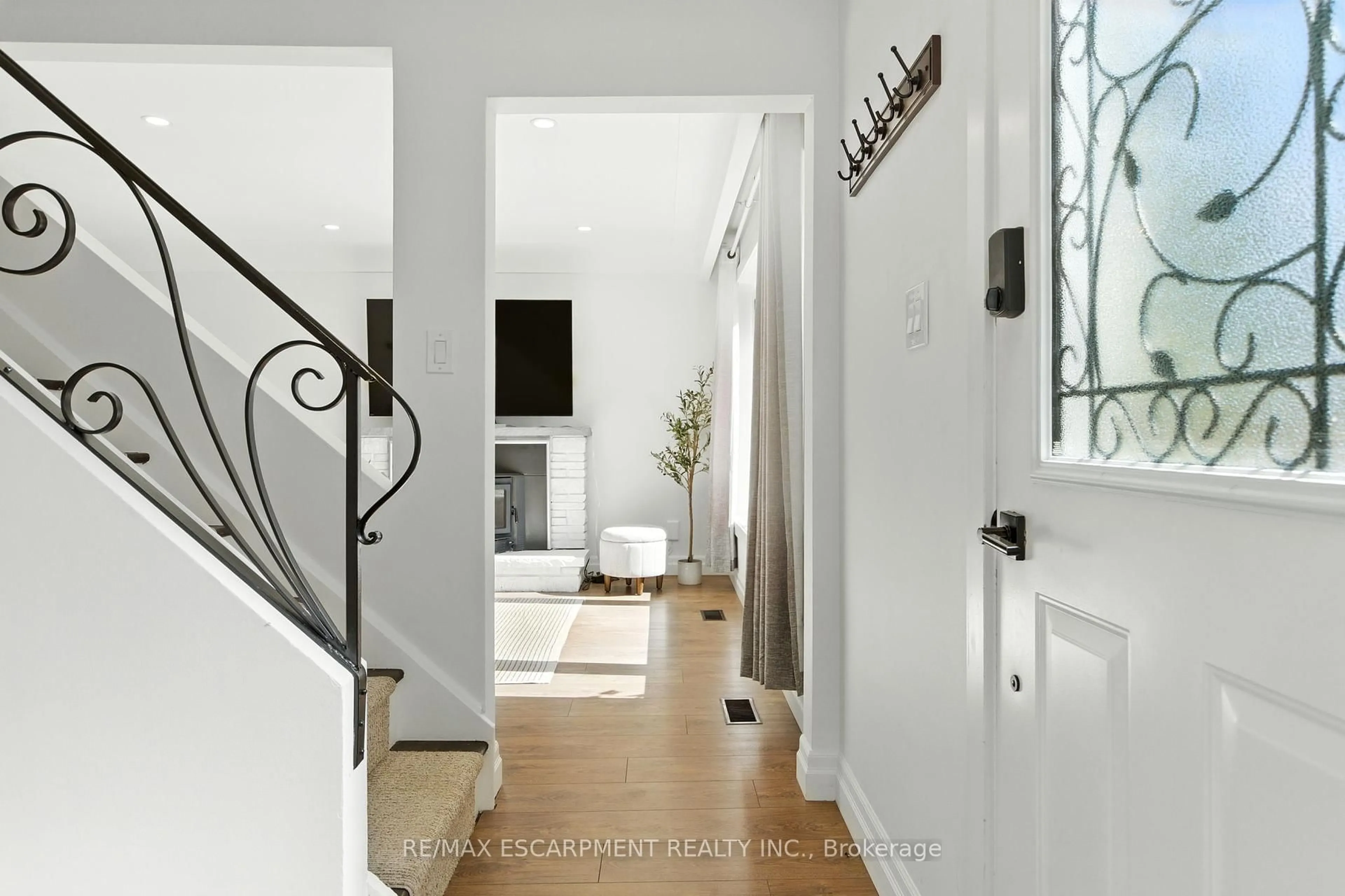 Indoor entryway for 139 TOBY Cres, Hamilton Ontario L8T 2N9