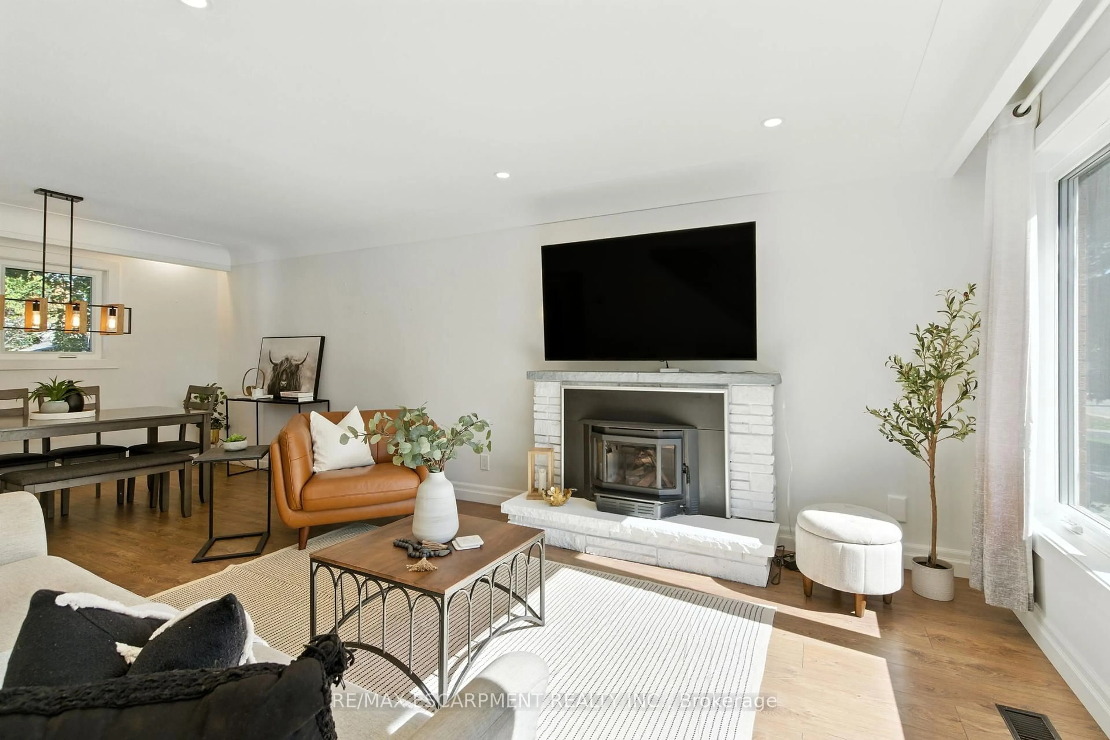 Living room with furniture, unknown for 139 TOBY Cres, Hamilton Ontario L8T 2N9