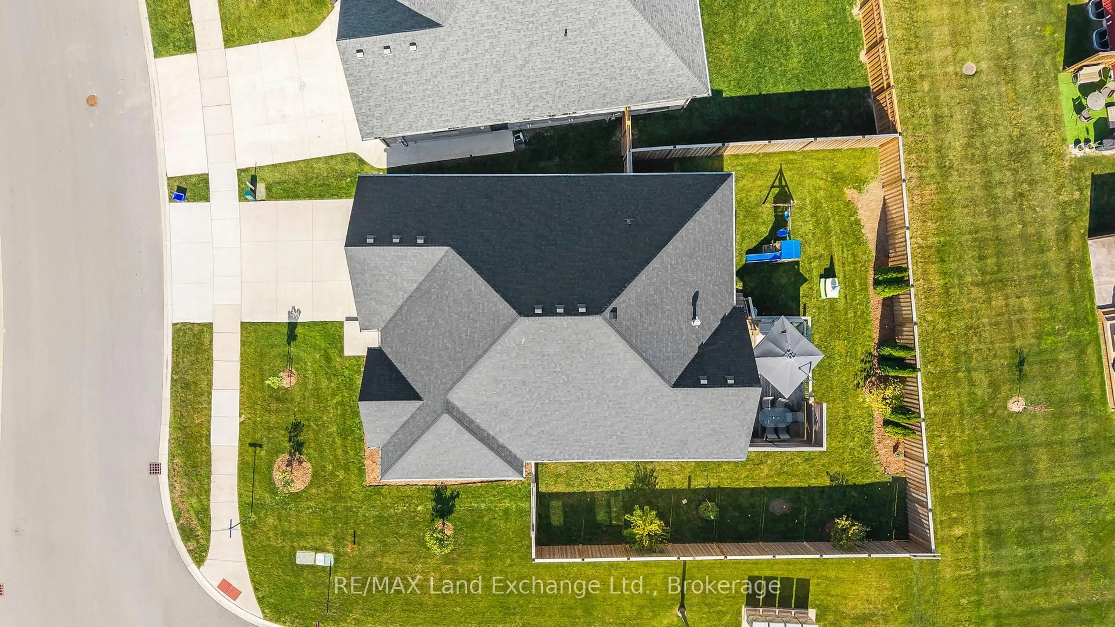 A pic from outside/outdoor area/front of a property/back of a property/a pic from drone, unknown for 29 Westlinks Dr, Saugeen Shores Ontario N0H 2C3
