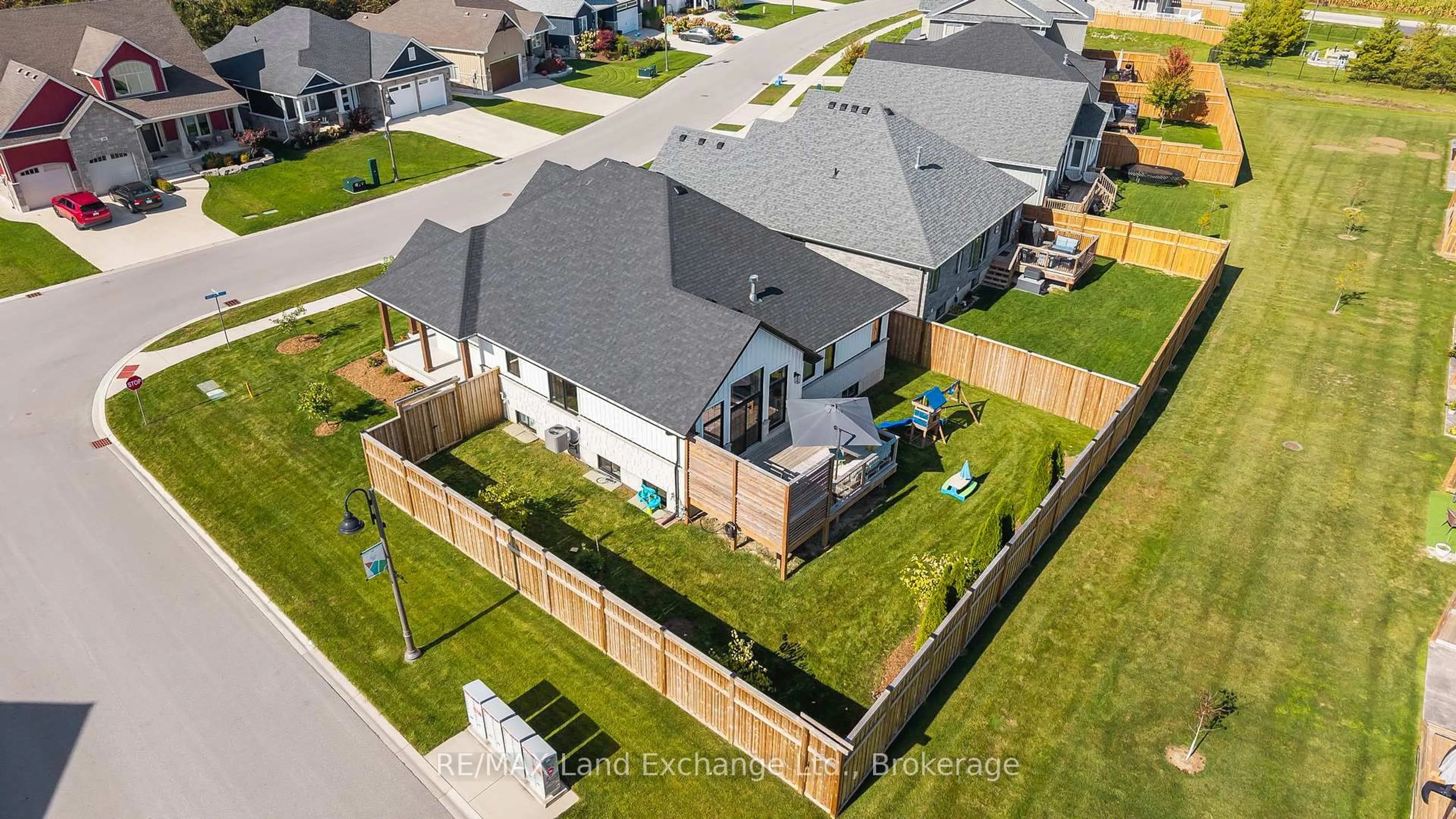 A pic from outside/outdoor area/front of a property/back of a property/a pic from drone, street for 29 Westlinks Dr, Saugeen Shores Ontario N0H 2C3
