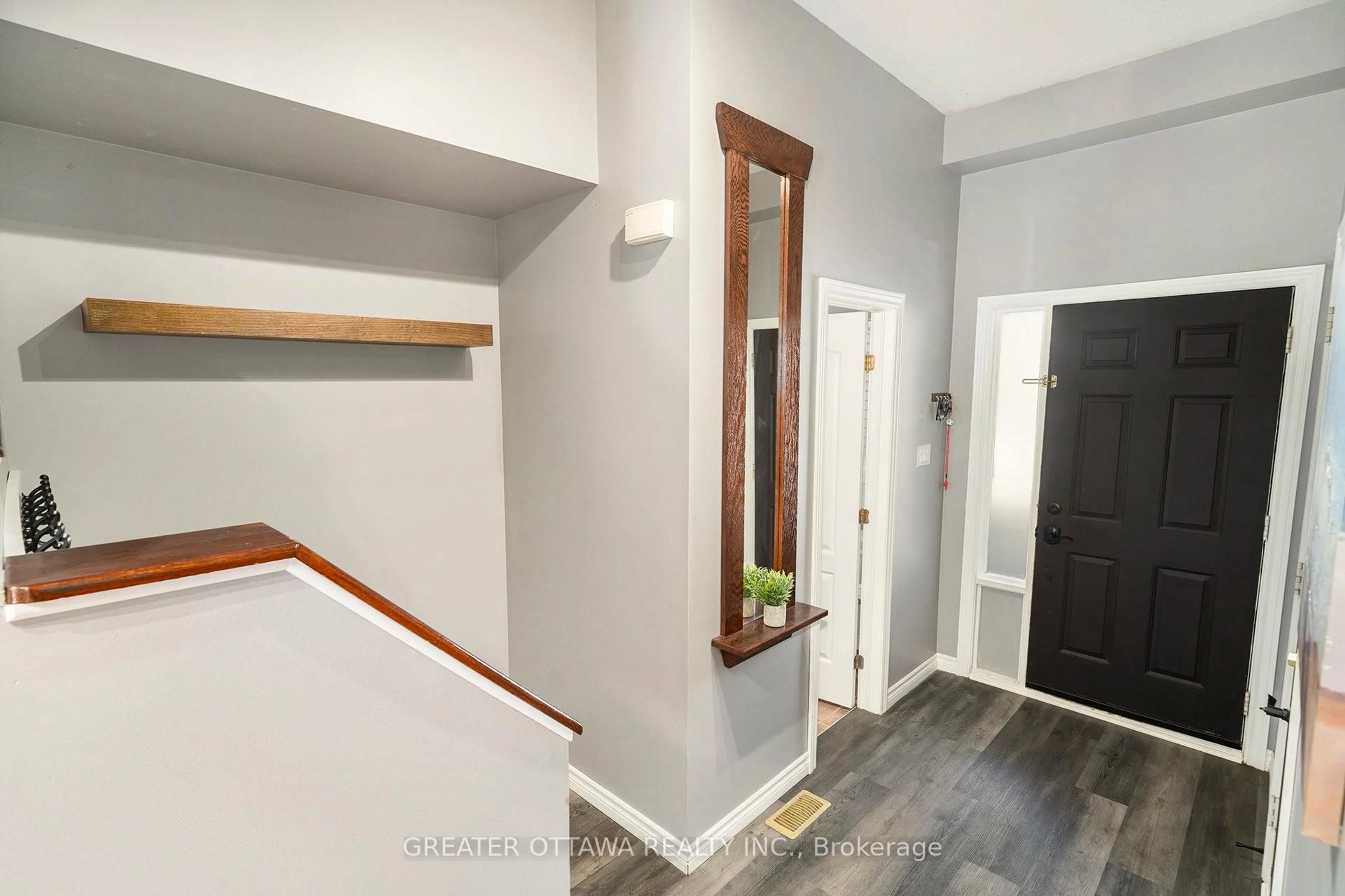 Indoor entryway for 148 Crampton Dr, Carleton Place Ontario K7C 4P4