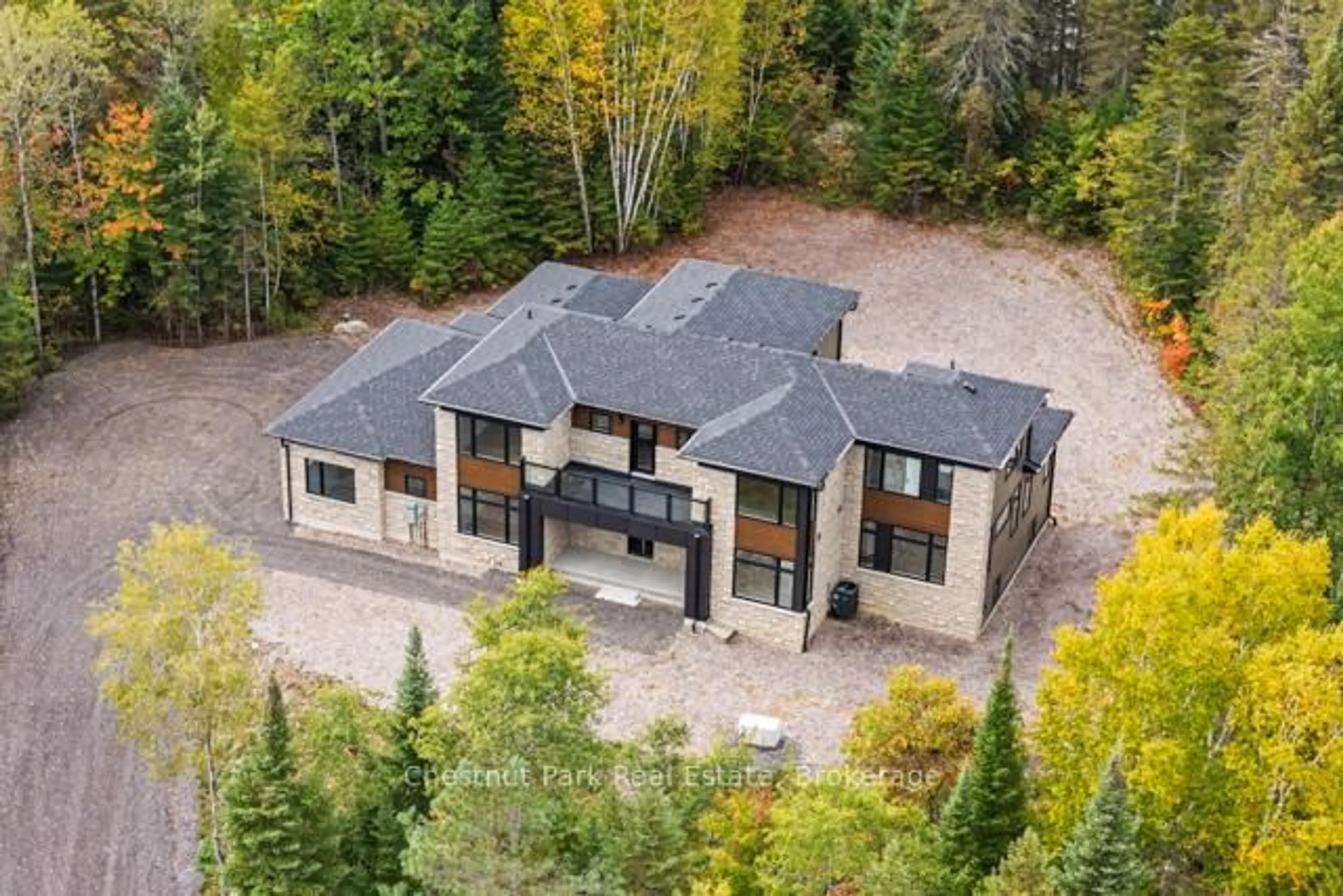 A pic from outside/outdoor area/front of a property/back of a property/a pic from drone, unknown for 1019 Pondview Crt #87, Lake of Bays Ontario P1H 2J6
