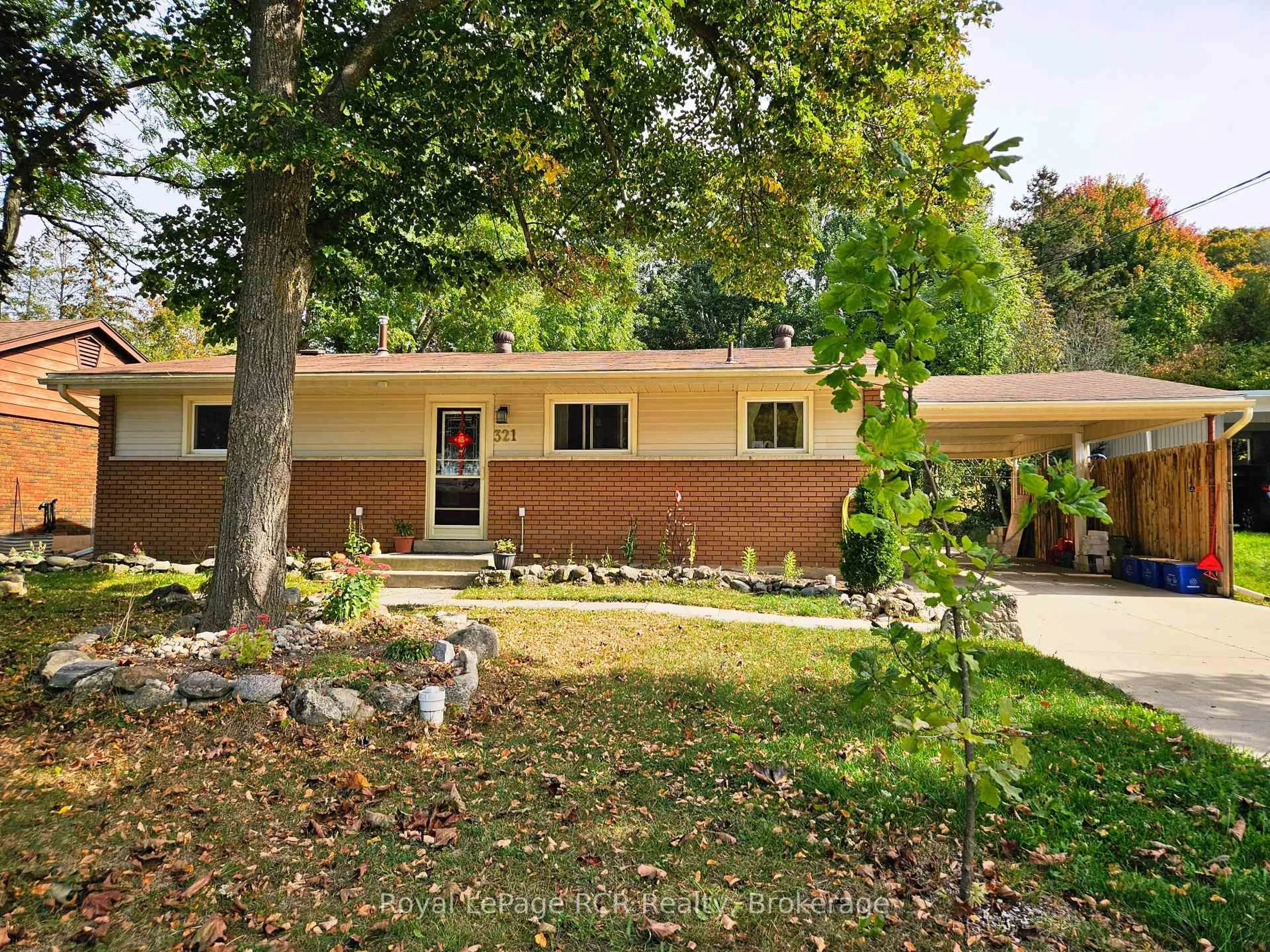 Home with vinyl exterior material, street for 321 8th Ave, Owen Sound Ontario N4K 3A3