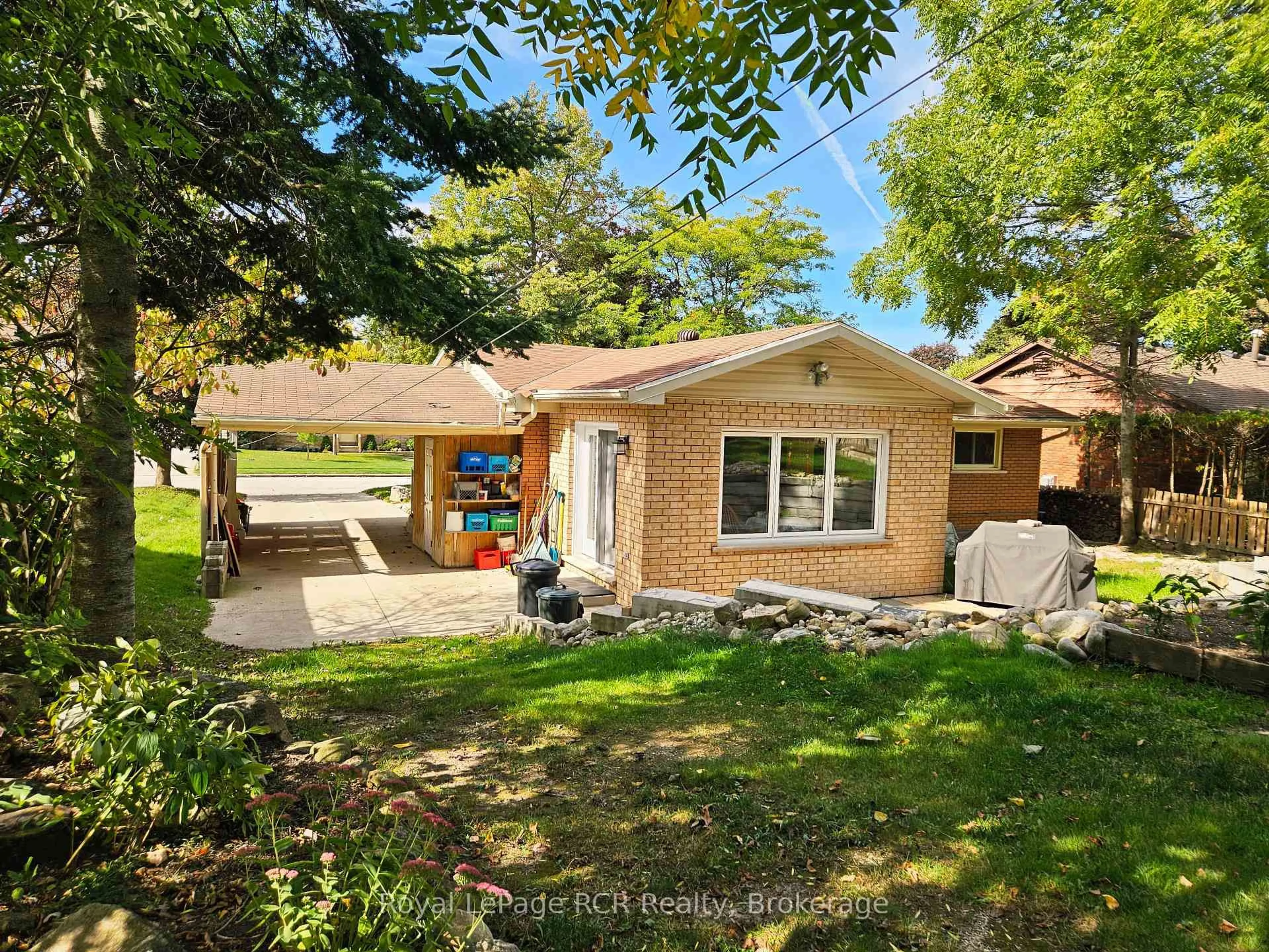 A pic from outside/outdoor area/front of a property/back of a property/a pic from drone, street for 321 8th Ave, Owen Sound Ontario N4K 3A3