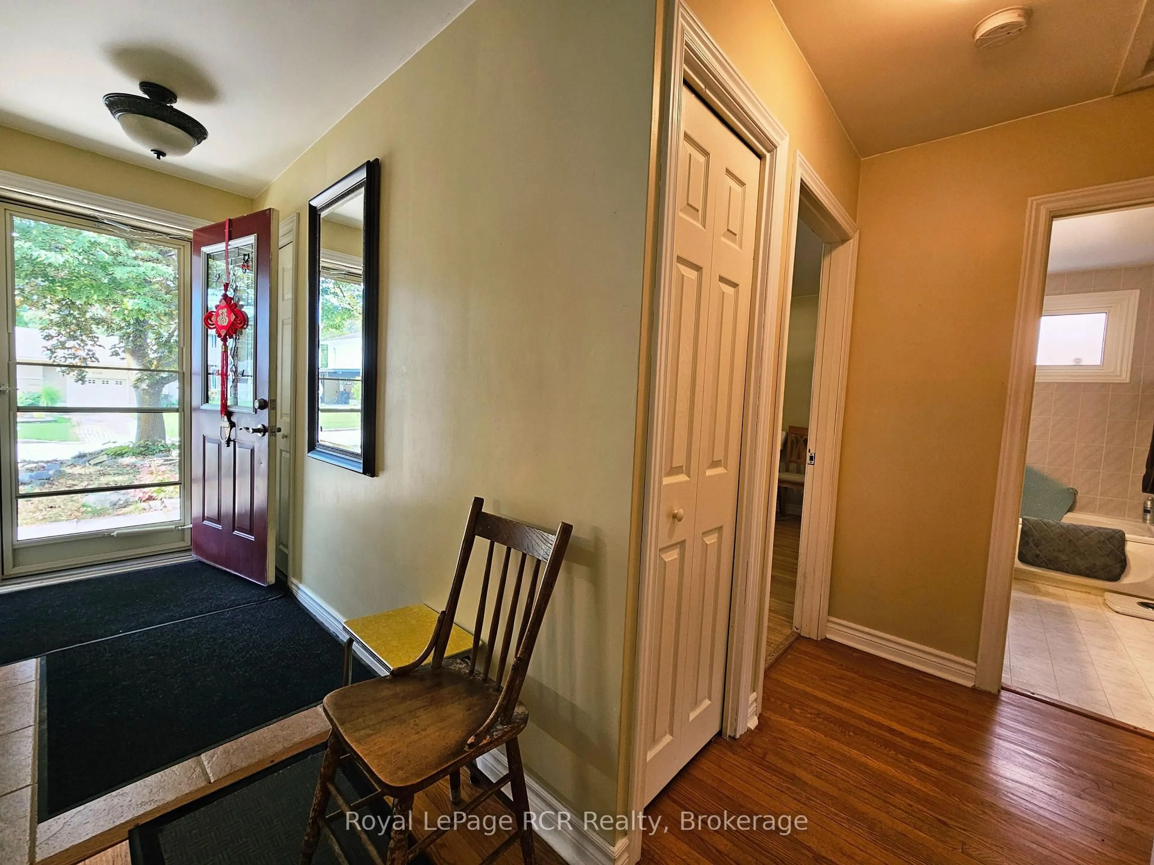 Indoor entryway for 321 8th Ave, Owen Sound Ontario N4K 3A3