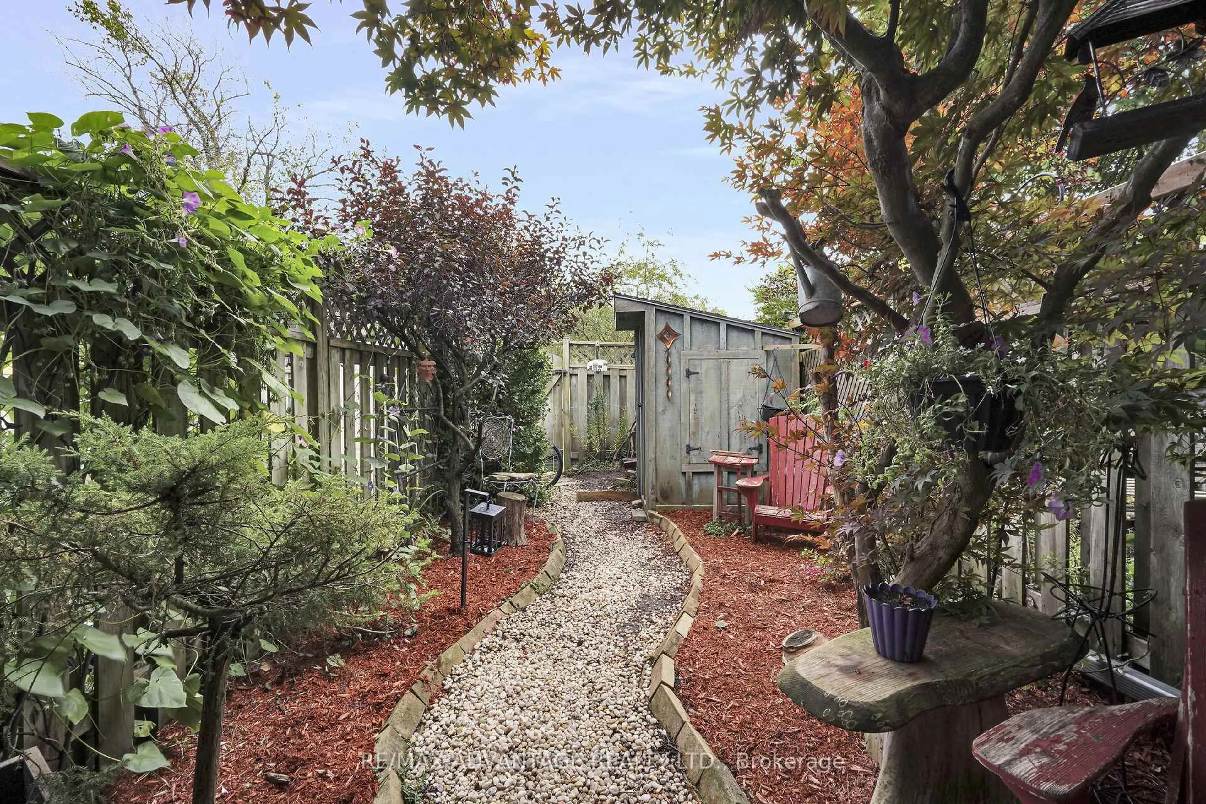 Patio, street for 17 Blackacres Blvd, London North Ontario N6G 2G5