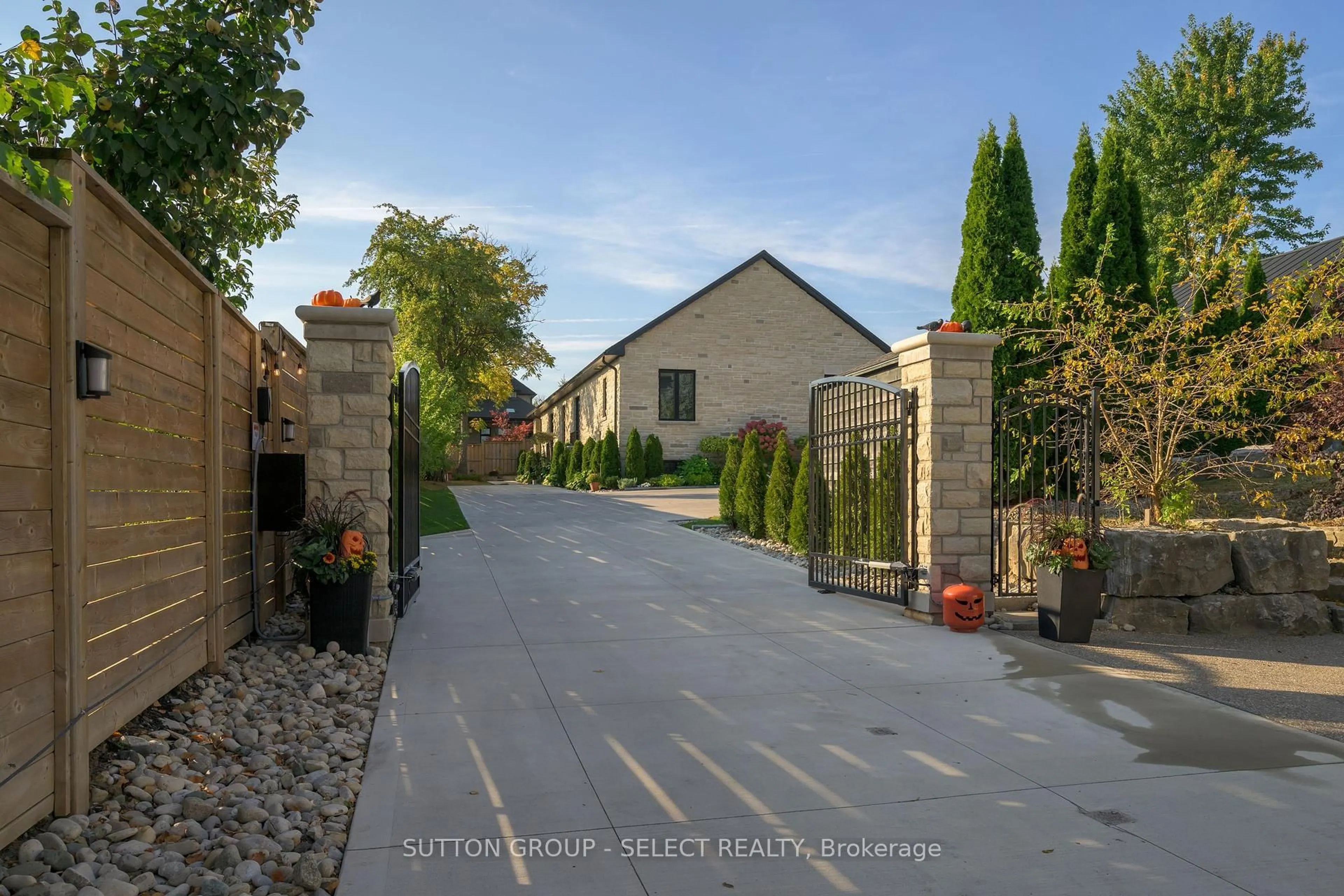 A pic from outside/outdoor area/front of a property/back of a property/a pic from drone, street for 185 Commissioners Rd, London South Ontario N6C 2S9