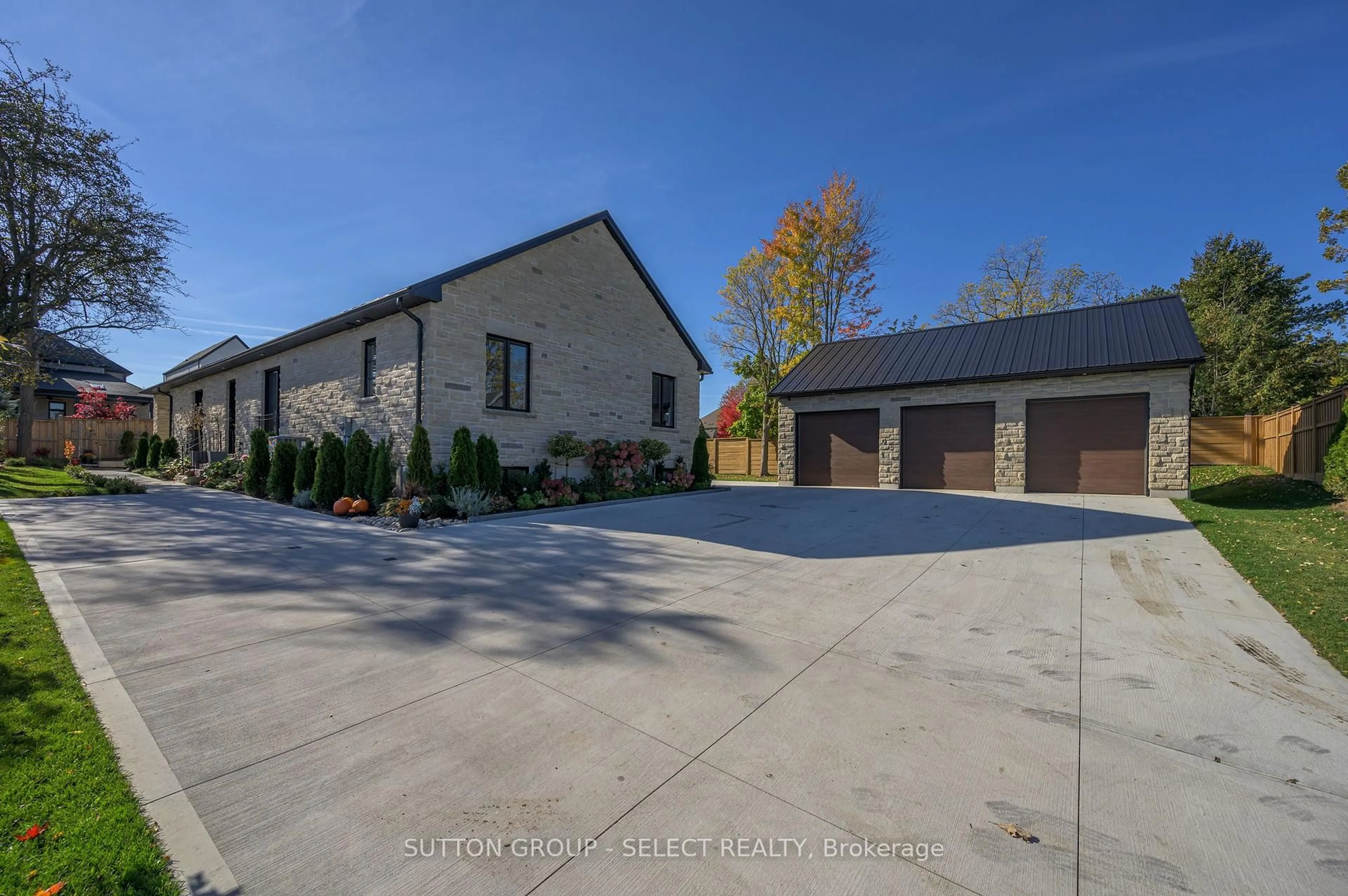 A pic from outside/outdoor area/front of a property/back of a property/a pic from drone, street for 185 Commissioners Rd, London South Ontario N6C 2S9