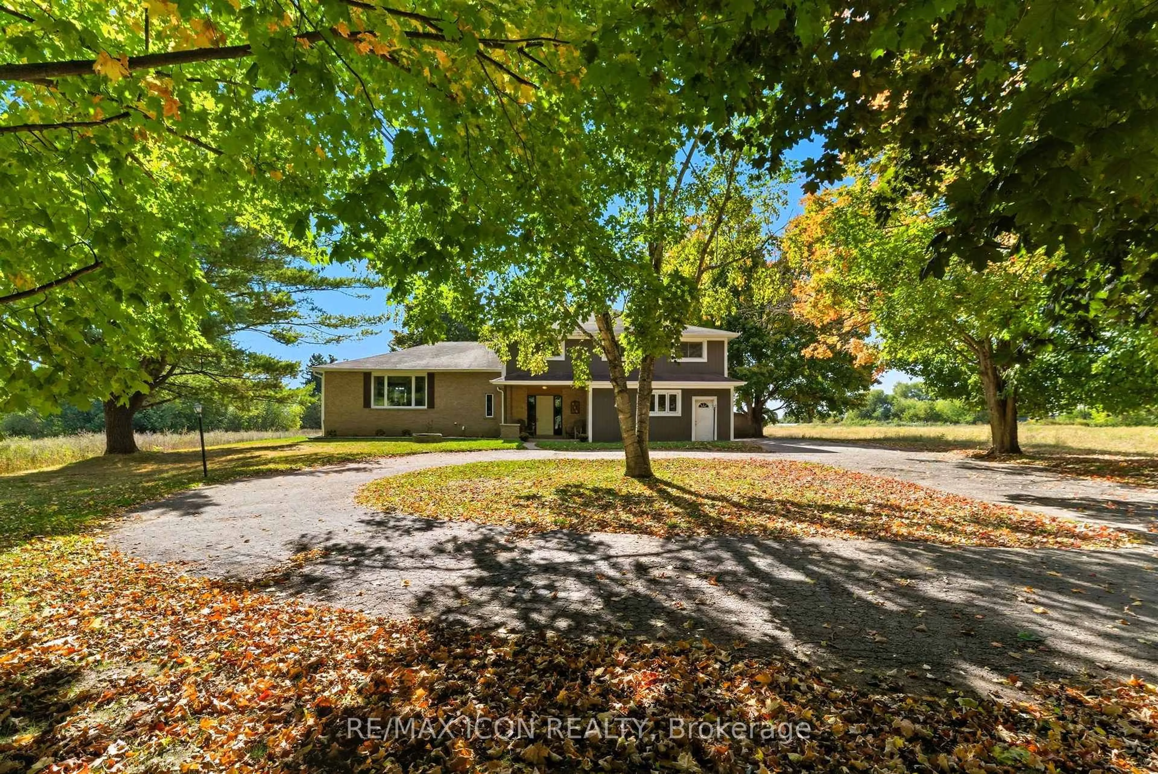 A pic from outside/outdoor area/front of a property/back of a property/a pic from drone, unknown for 792 6th Concession Rd W, Hamilton Ontario L8B 1M8