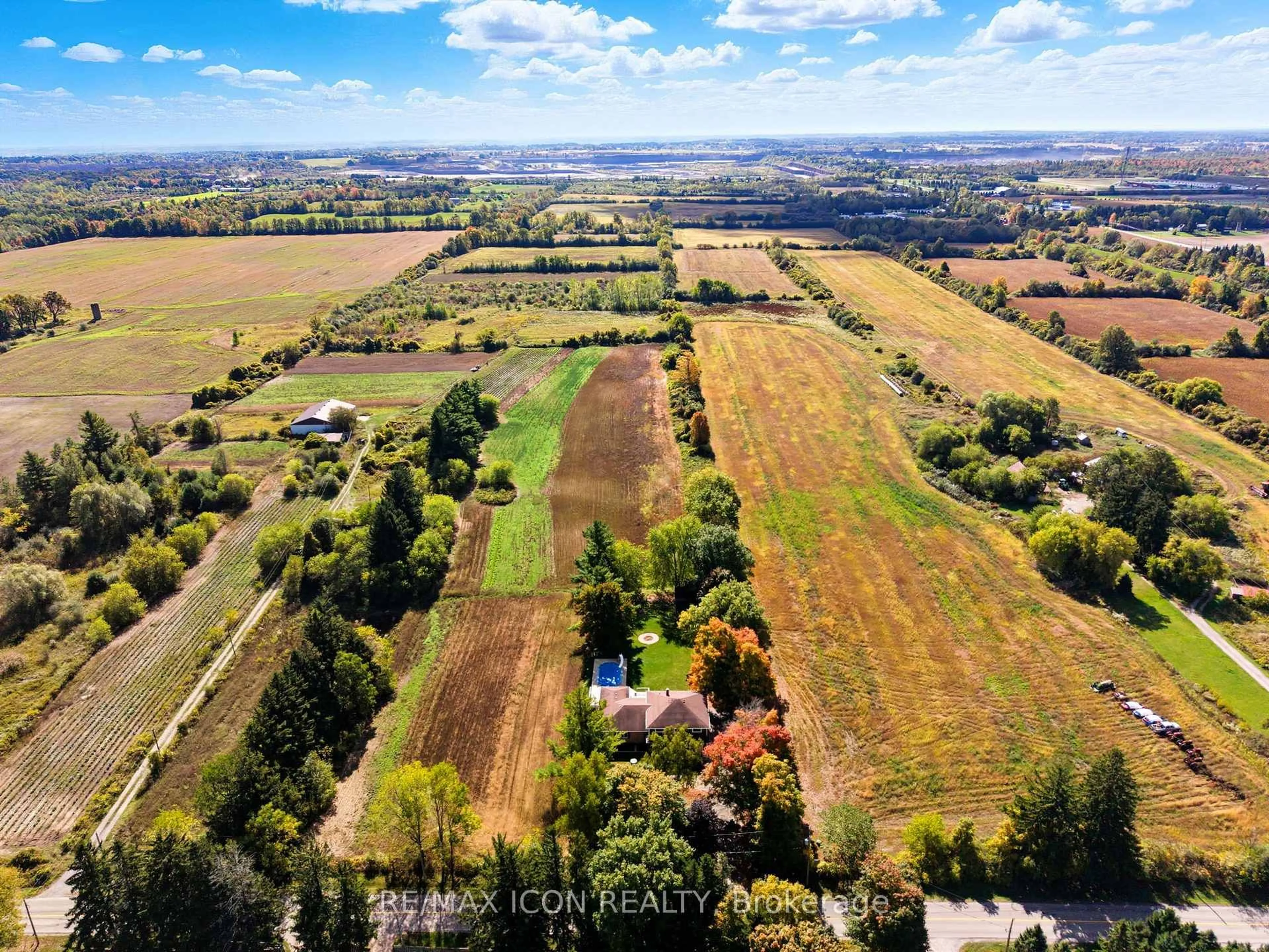 A pic from outside/outdoor area/front of a property/back of a property/a pic from drone, unknown for 792 6th Concession Rd W, Hamilton Ontario L8B 1M8