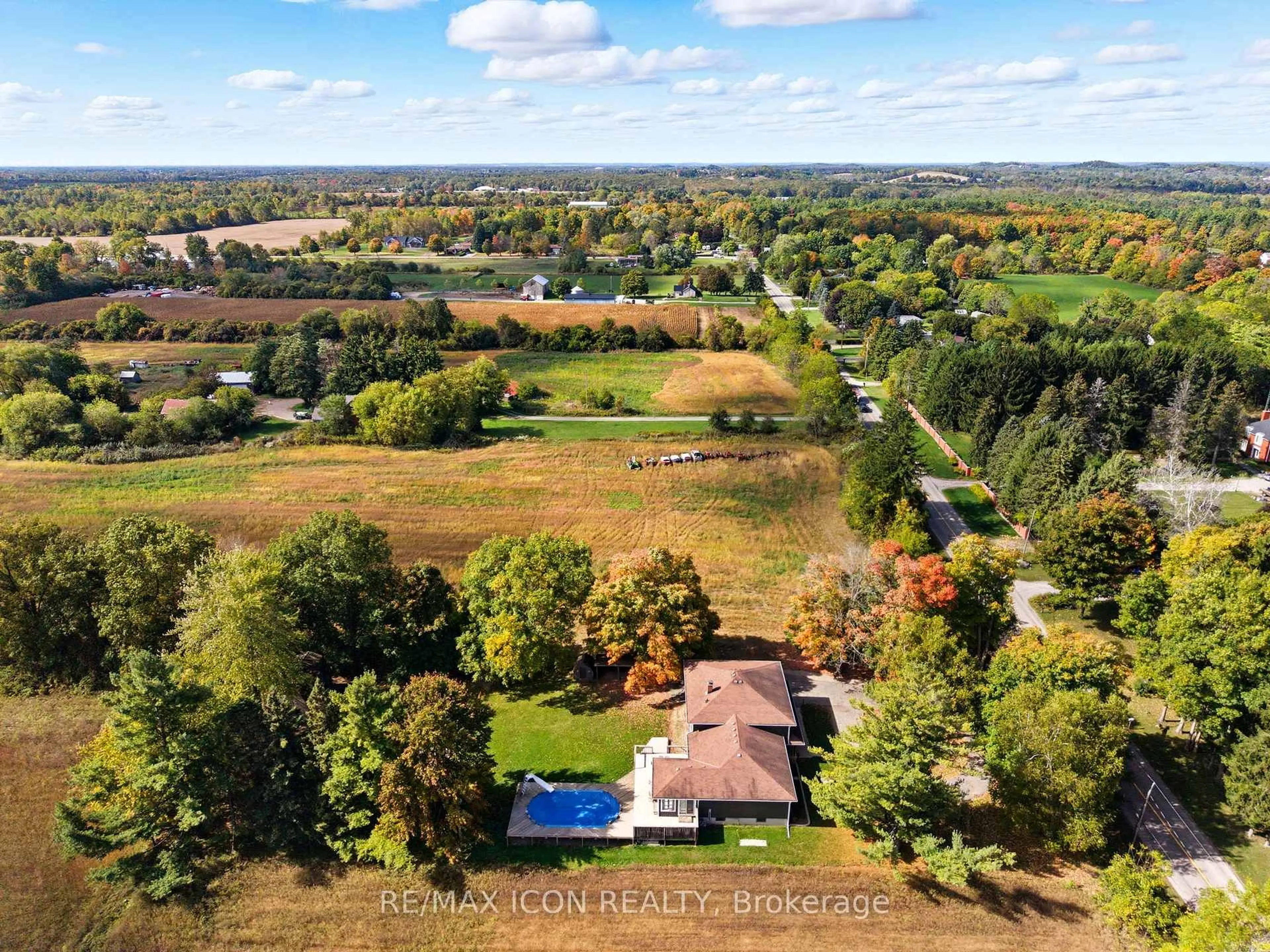A pic from outside/outdoor area/front of a property/back of a property/a pic from drone, water/lake/river/ocean view for 792 6th Concession Rd W, Hamilton Ontario L8B 1M8