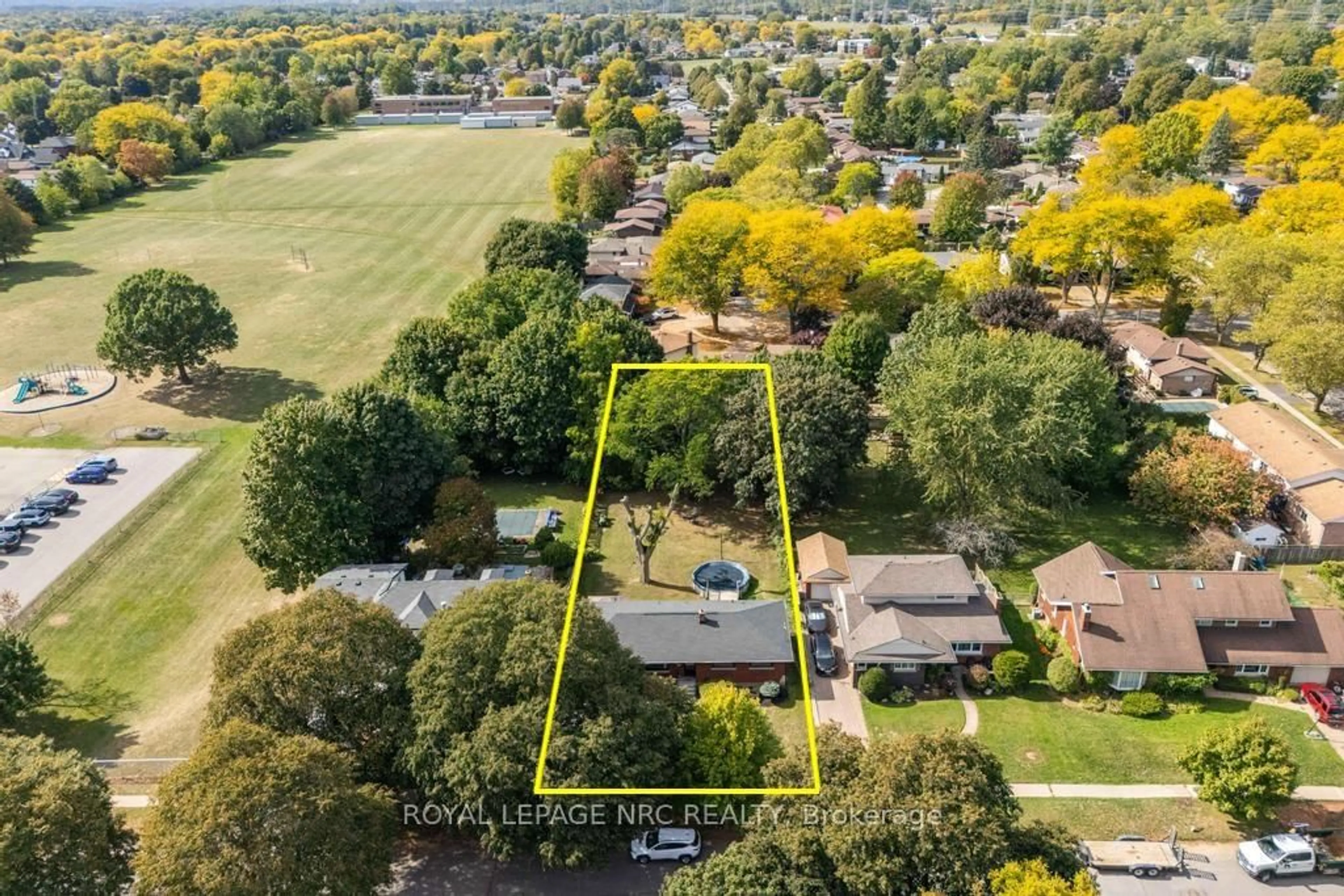 A pic from outside/outdoor area/front of a property/back of a property/a pic from drone, street for 3093 St. Andrew Ave, Niagara Falls Ontario L2J 2R7