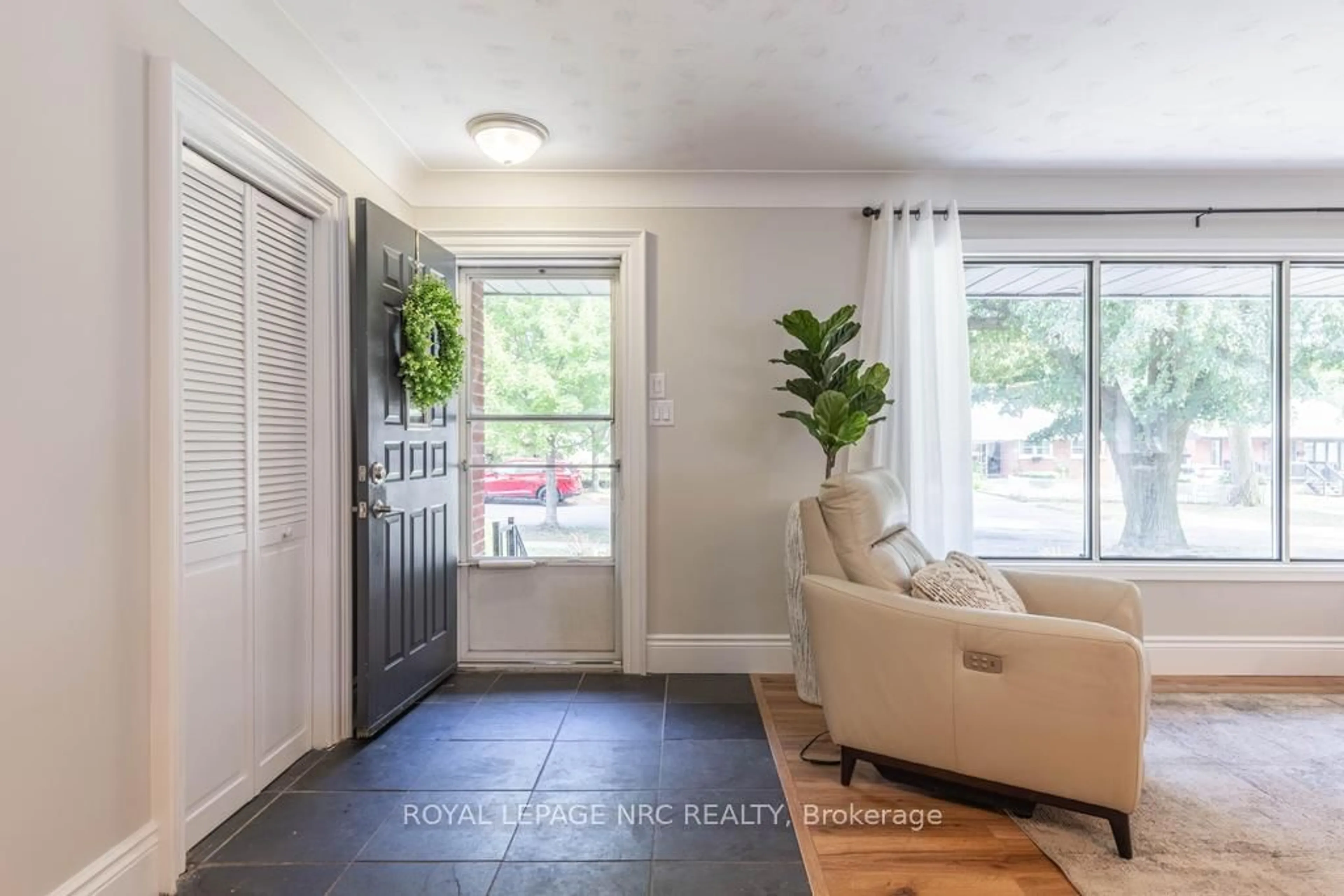 Indoor entryway for 3093 St. Andrew Ave, Niagara Falls Ontario L2J 2R7