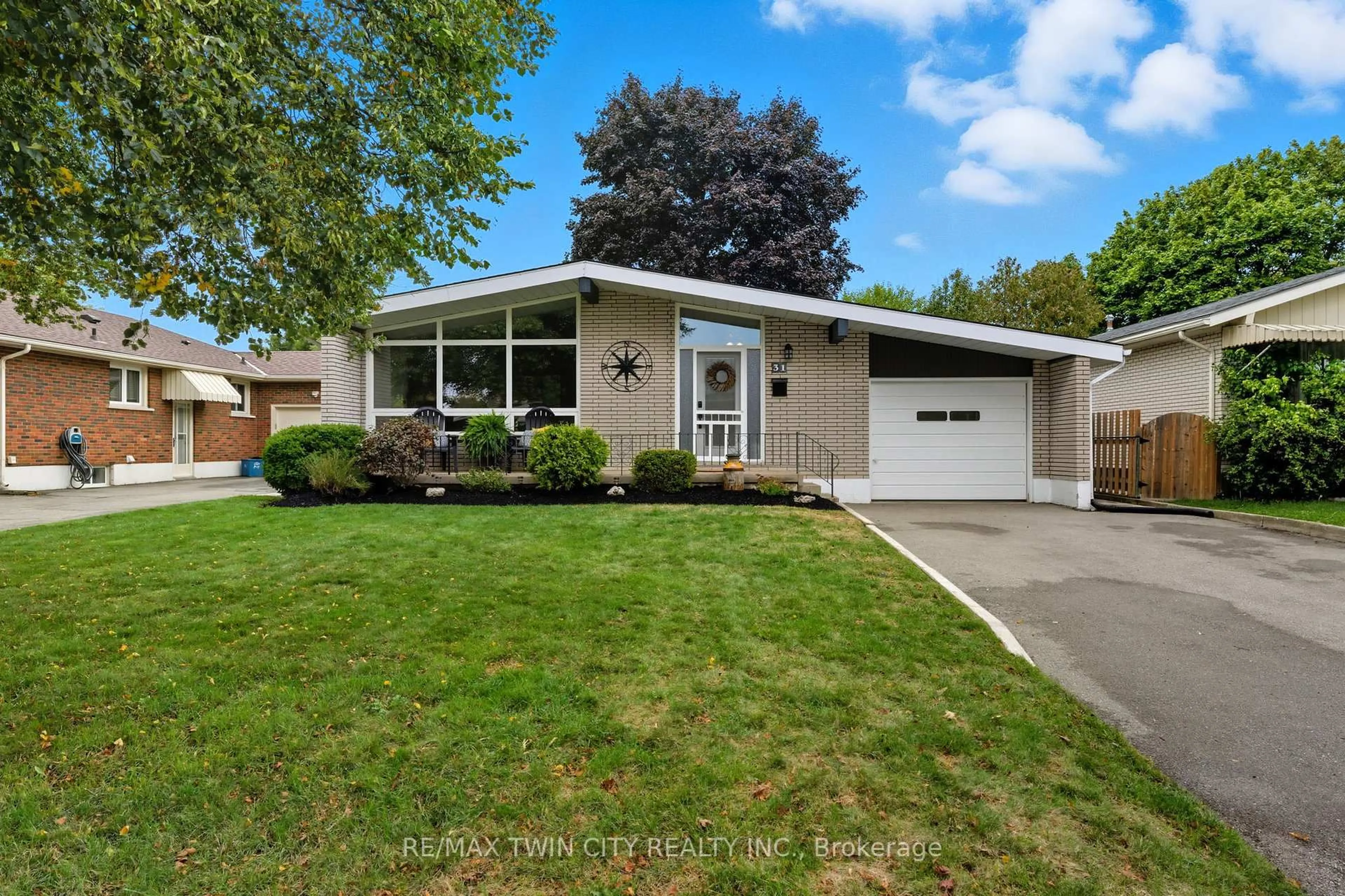 Home with vinyl exterior material, street for 31 Buckingham St, Brantford Ontario N3R 3A9