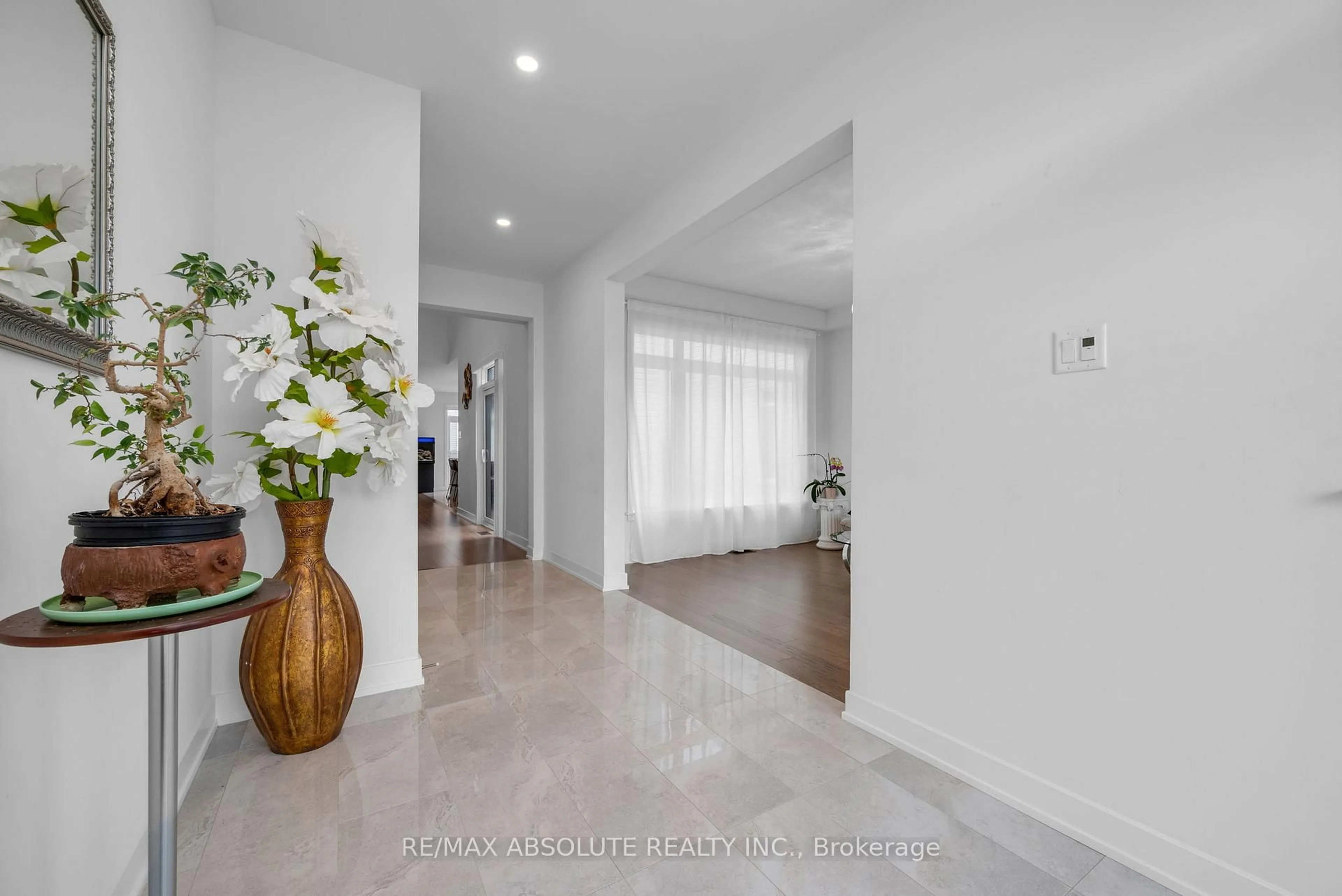 Indoor foyer for 207 Osterley Way, Ottawa Ontario K2S 2N6