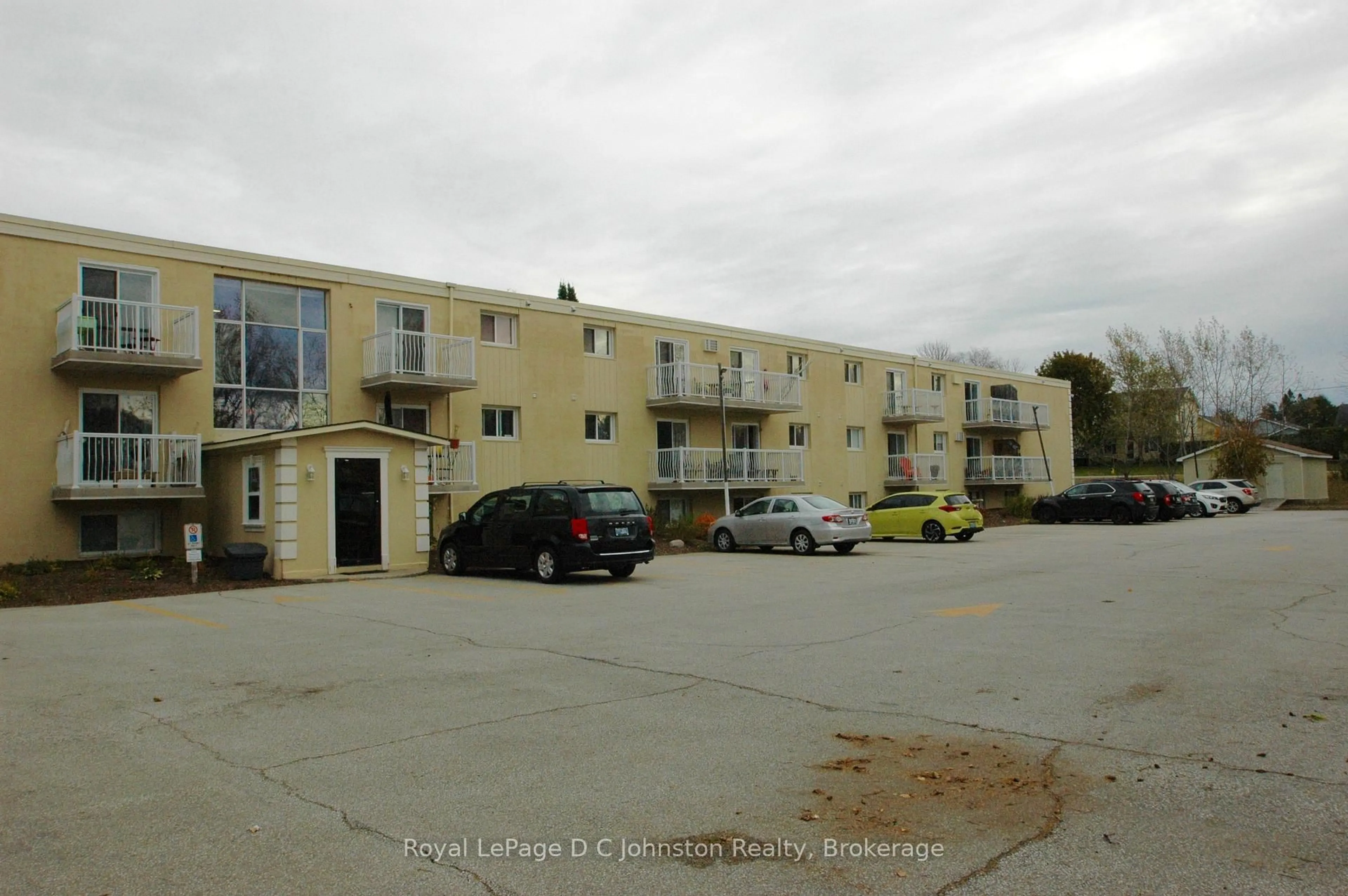 A pic from outside/outdoor area/front of a property/back of a property/a pic from drone, building for 229 Adelaide St #303, Saugeen Shores Ontario N0H 2L0