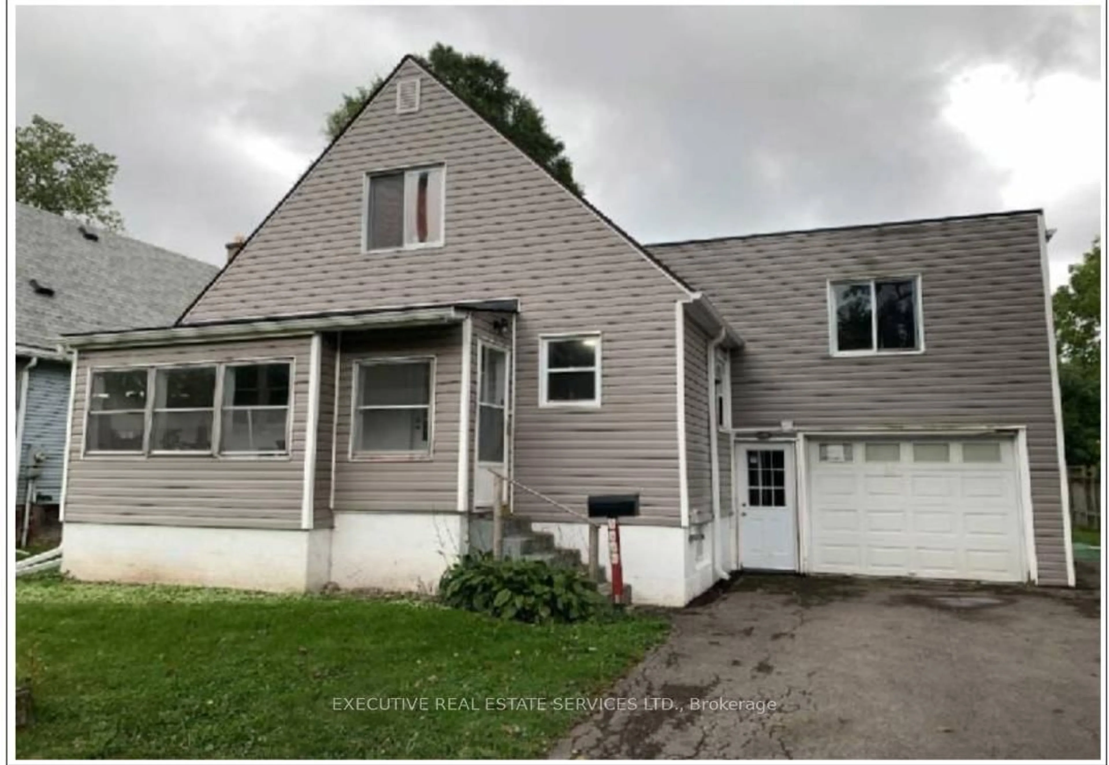 Home with vinyl exterior material, street for 5460 ROYAL MANOR Rd, Niagara Falls Ontario L2G 1E3