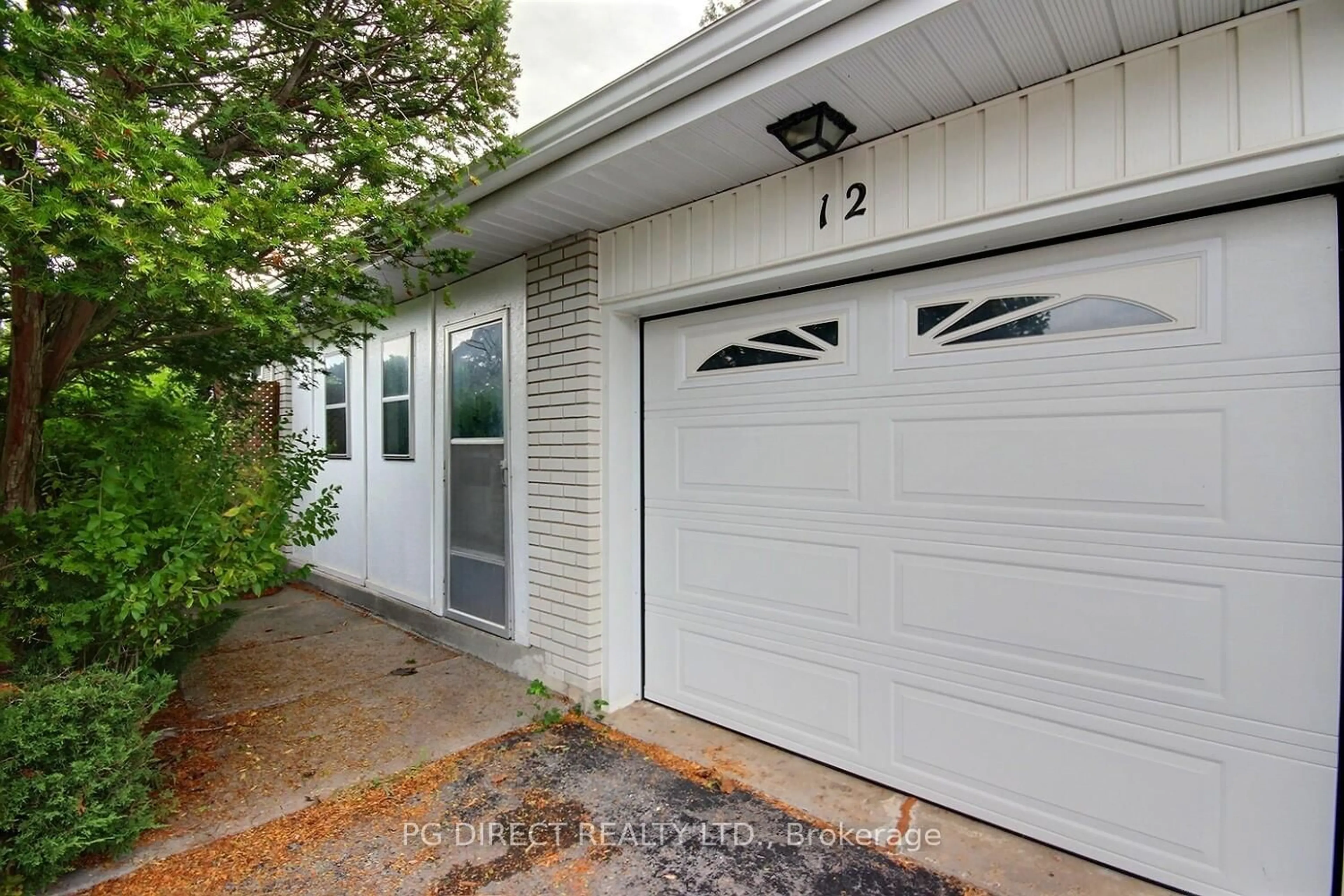 Indoor garage for 12 Belvedere Rd, Quinte West Ontario K8V 4A7