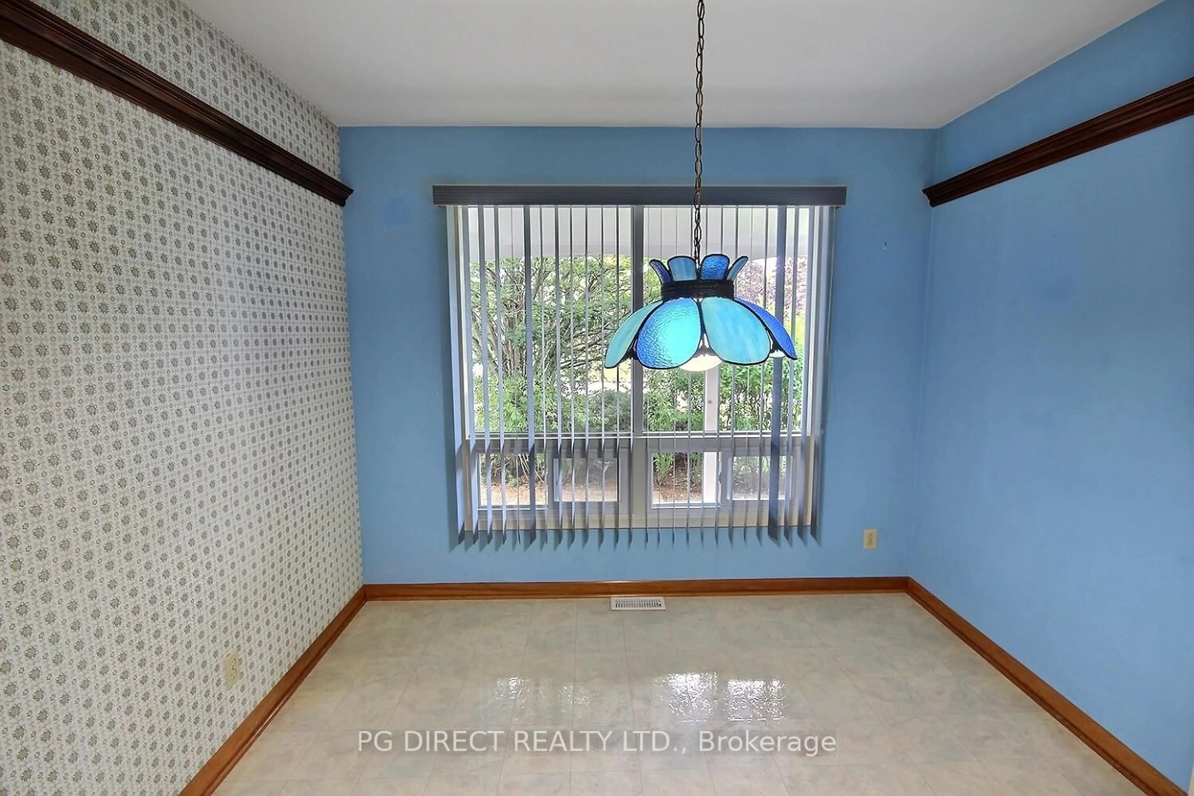 Indoor foyer for 12 Belvedere Rd, Quinte West Ontario K8V 4A7