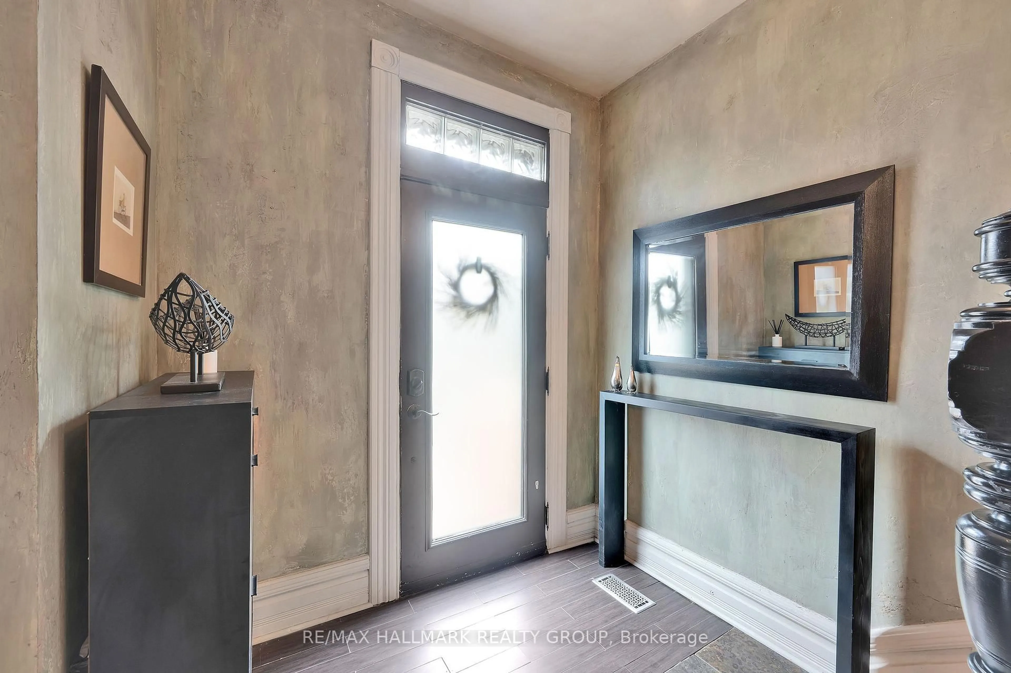 Indoor foyer for 376 Lyon St, Ottawa Ontario K1R 5X1
