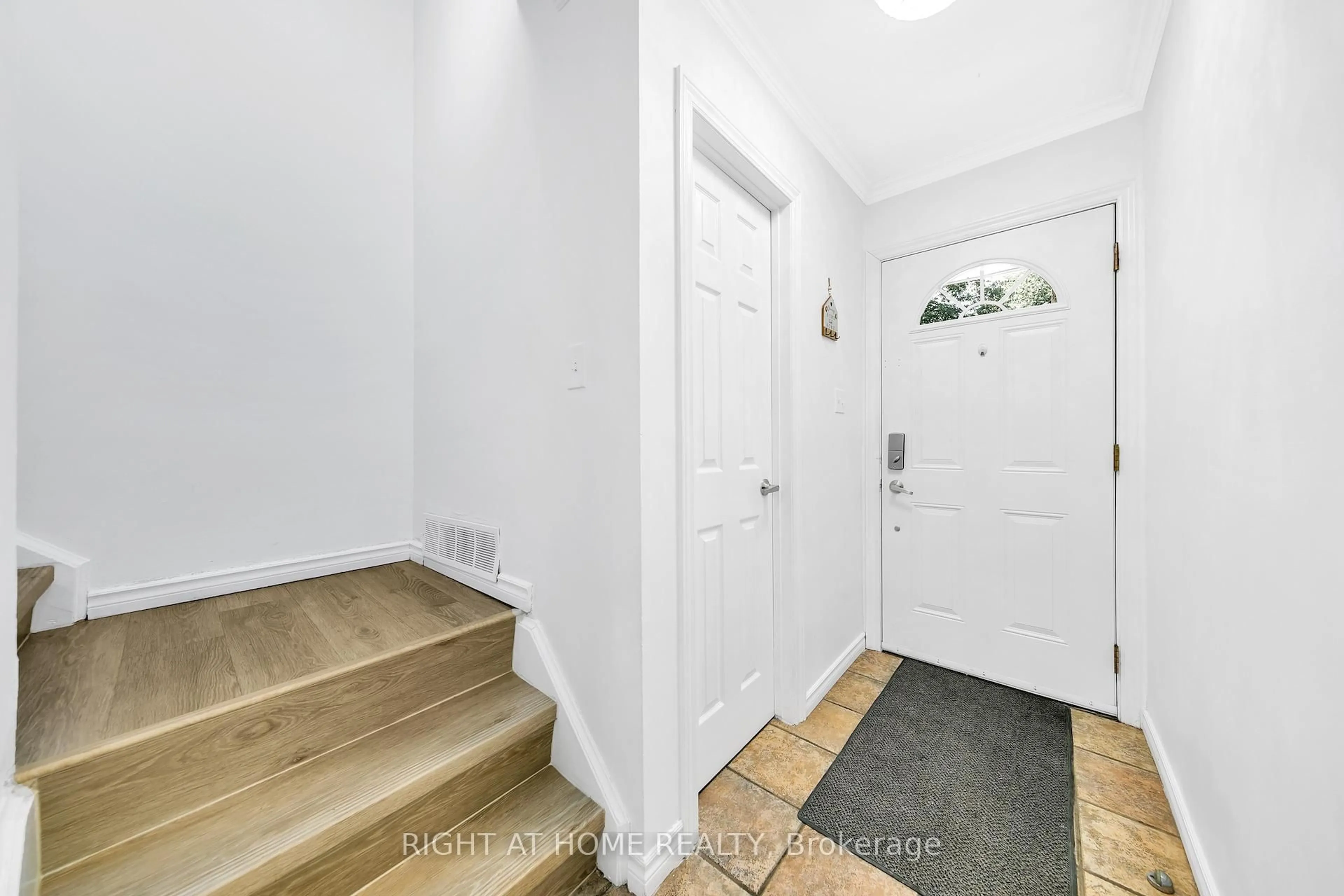 Indoor entryway for 1460 Garth St #6, Hamilton Ontario L9B 1R6