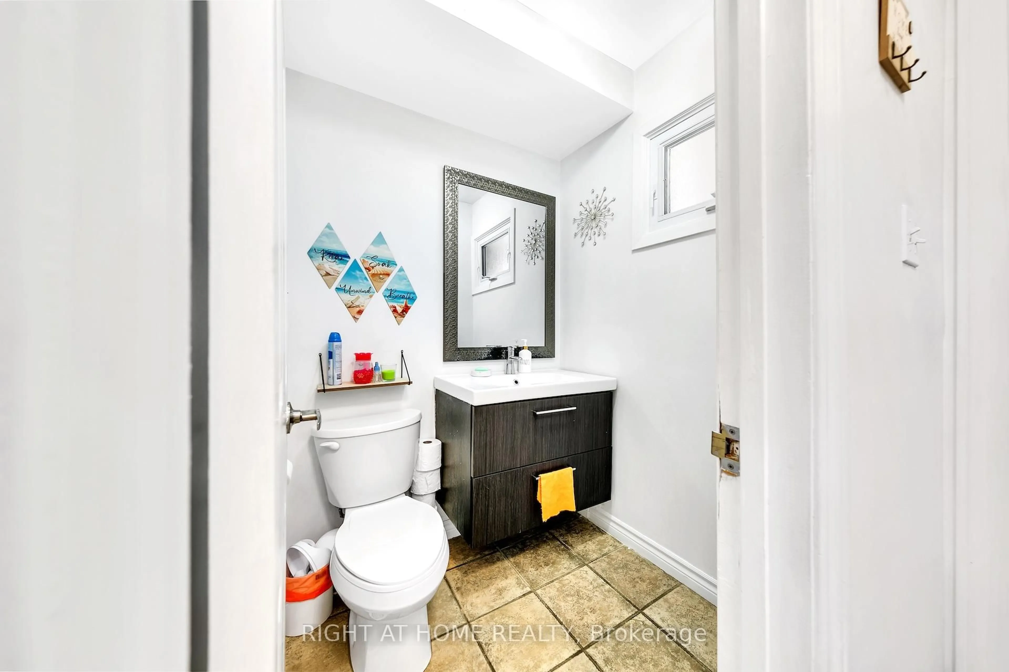 Standard bathroom, ceramic/tile floor for 1460 Garth St #6, Hamilton Ontario L9B 1R6