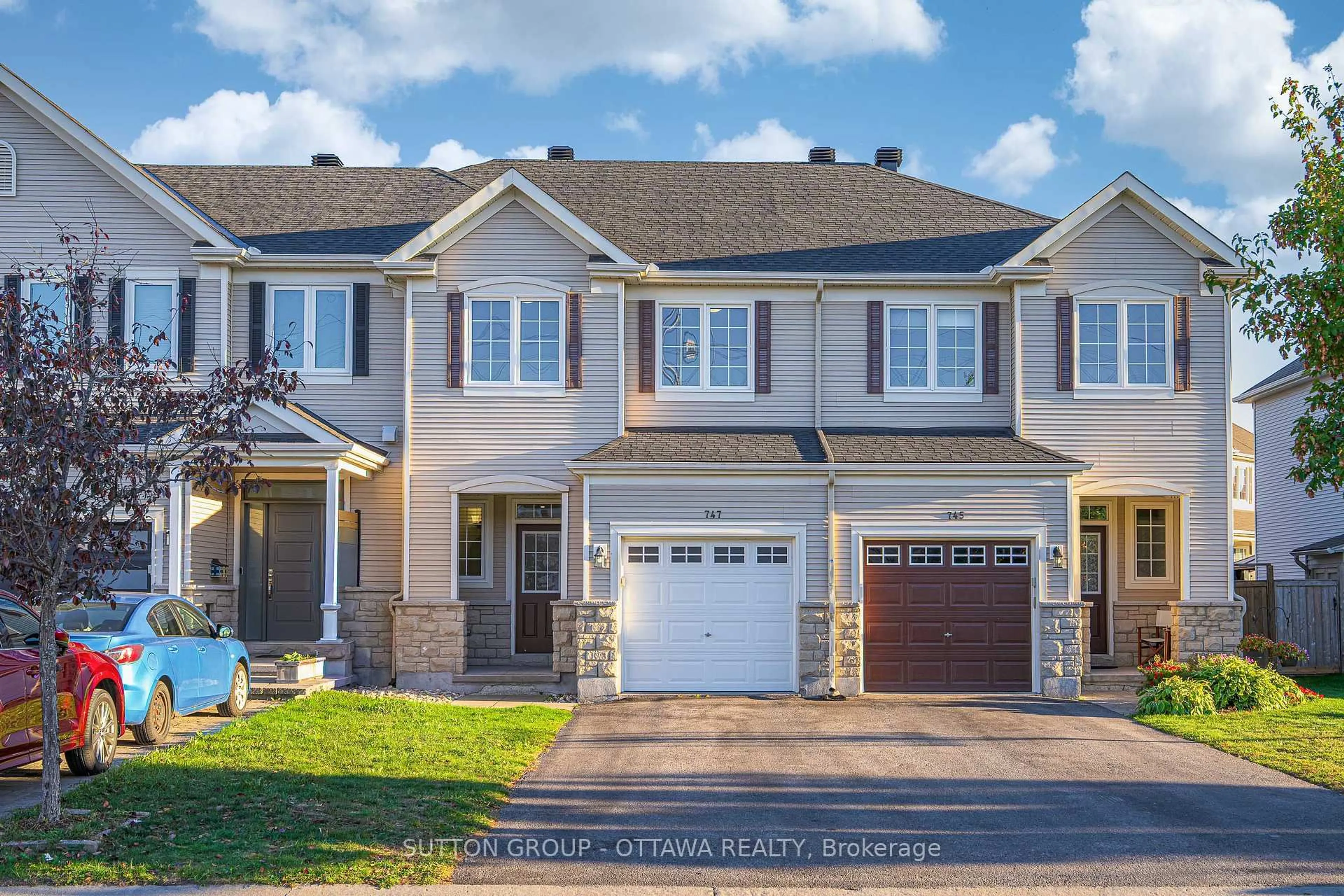Home with vinyl exterior material, street for 747 Oakglade Ave, Ottawa Ontario K2M 0B5