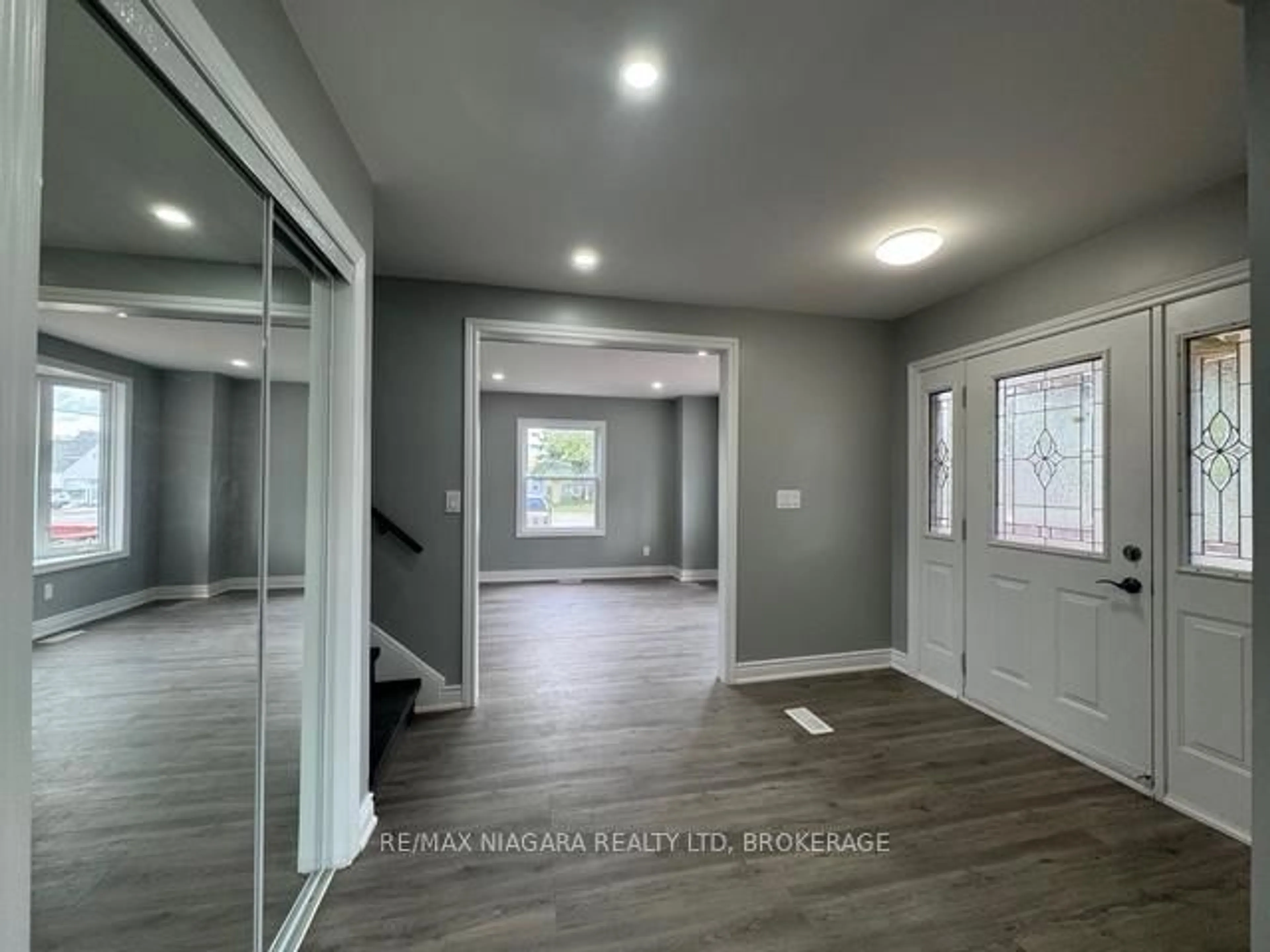 Indoor entryway for 2505 Stevensville Rd, Fort Erie Ontario L0S 1S0
