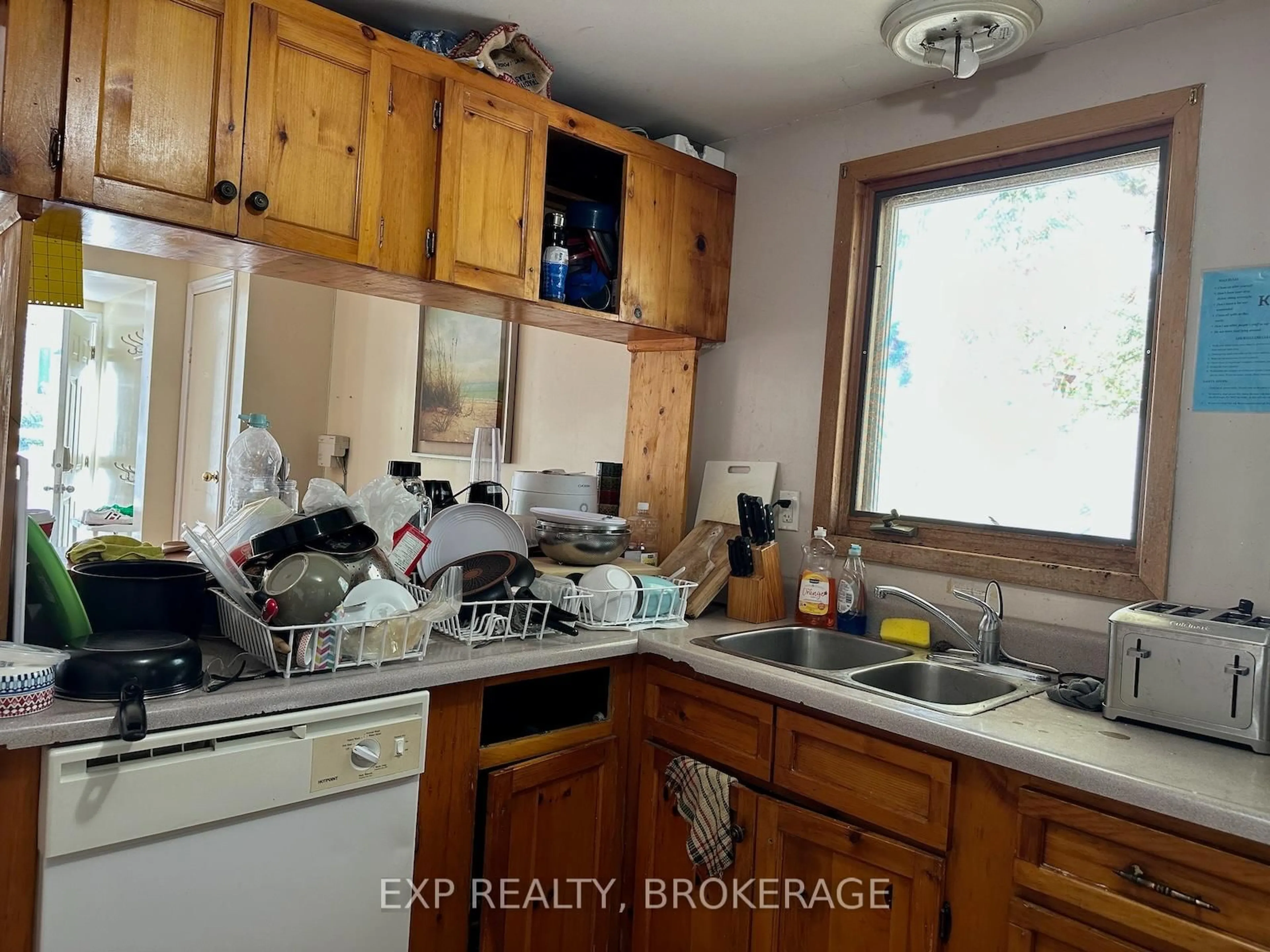 Standard kitchen, unknown for 77 CARTWRIGHT St, Kingston Ontario K7M 1P6
