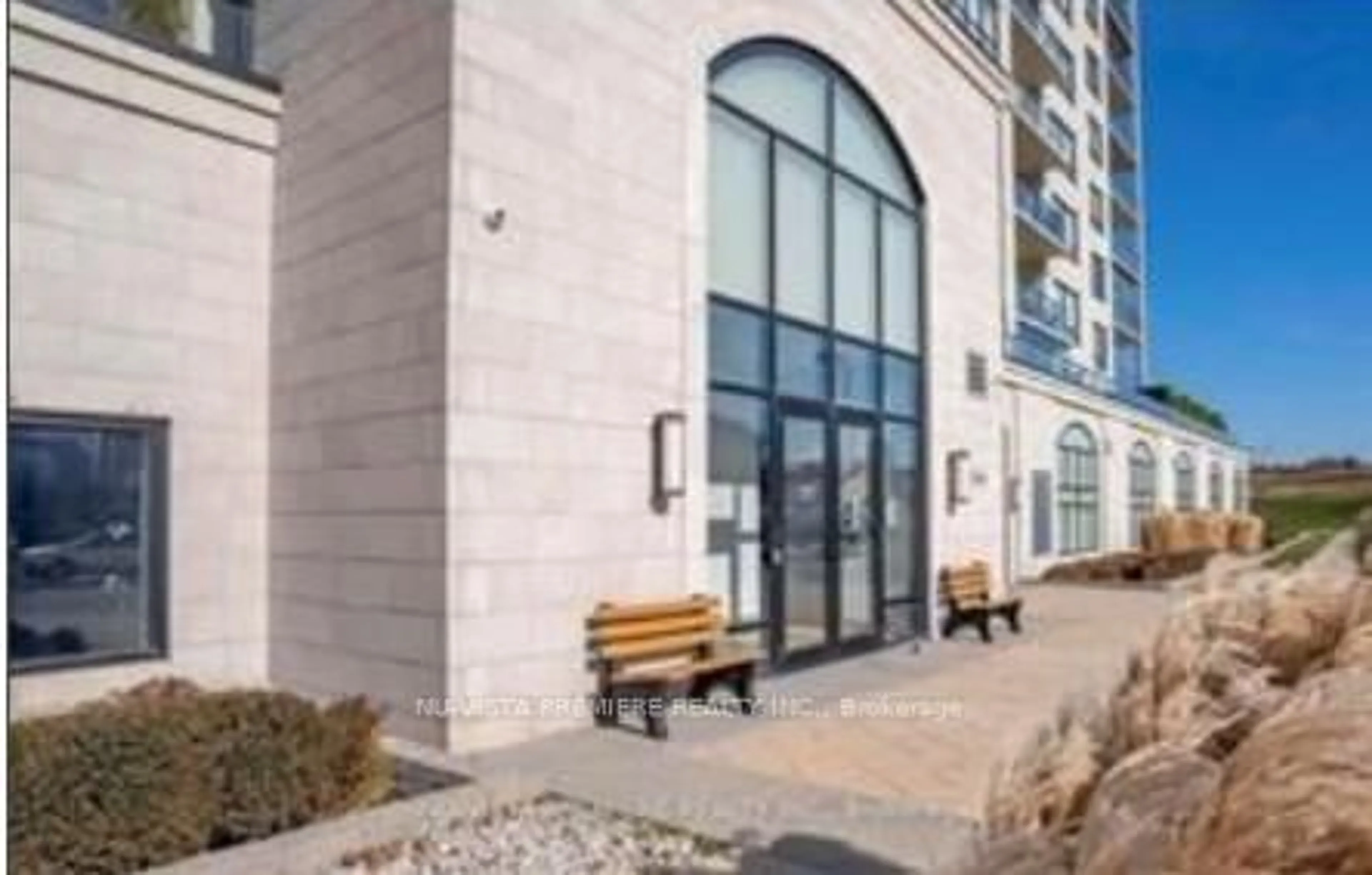 Indoor foyer for 240 Villagewalk Blvd #813, London North Ontario N6G 0P6