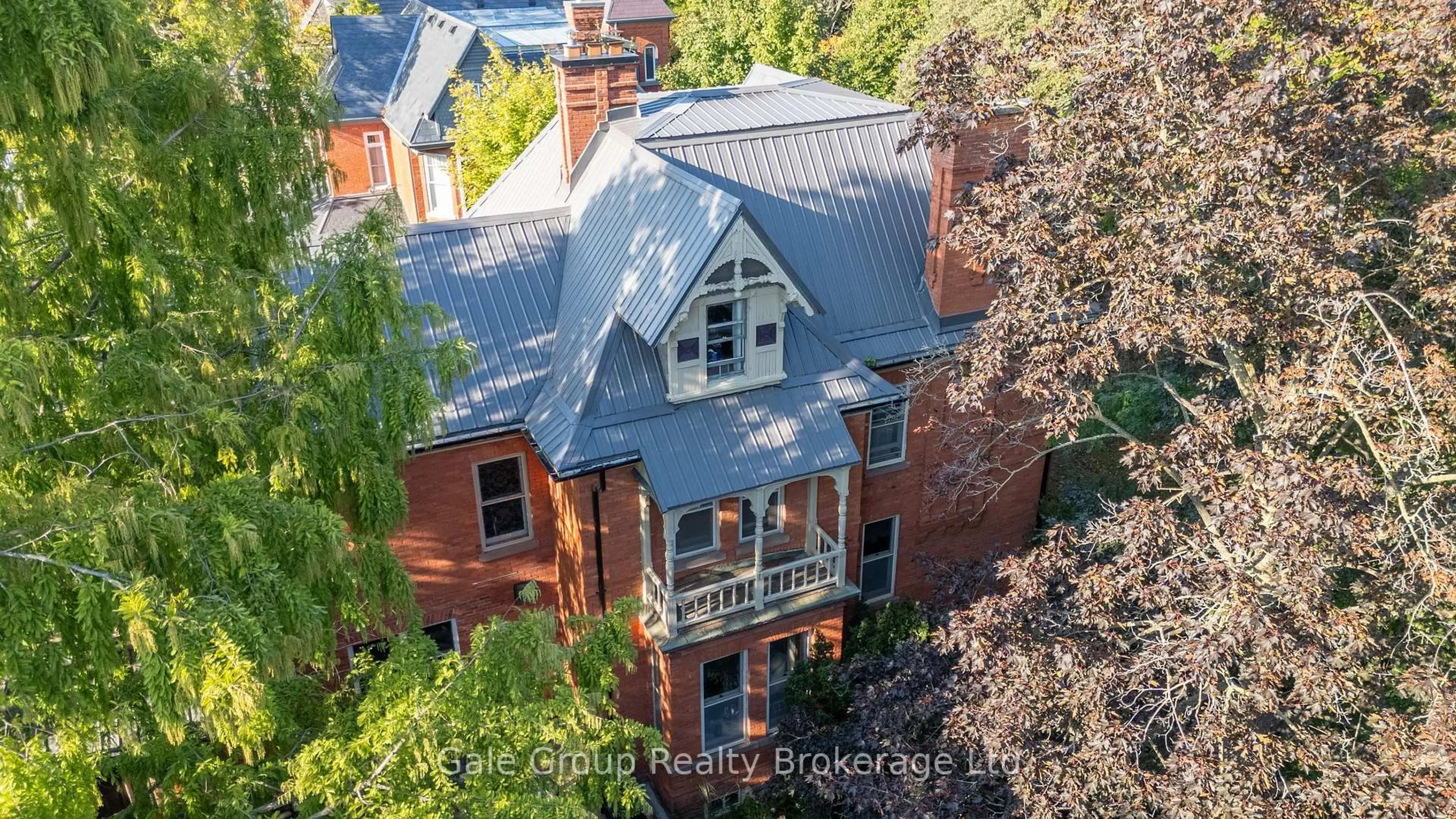 A pic from outside/outdoor area/front of a property/back of a property/a pic from drone, unknown for 105 Vansittart Ave, Woodstock Ontario N4S 6E5