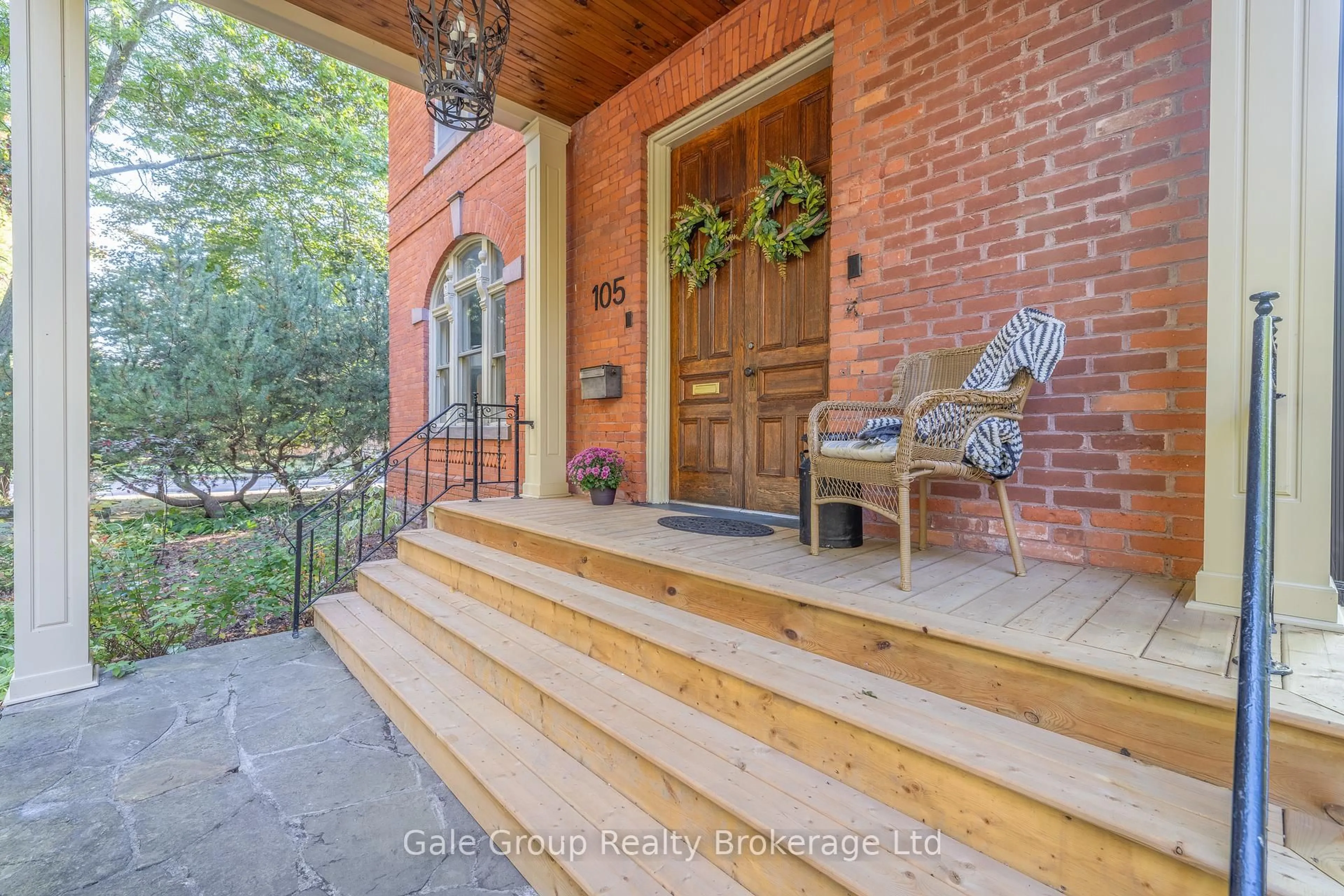 Unknown for 105 Vansittart Ave, Woodstock Ontario N4S 6E5
