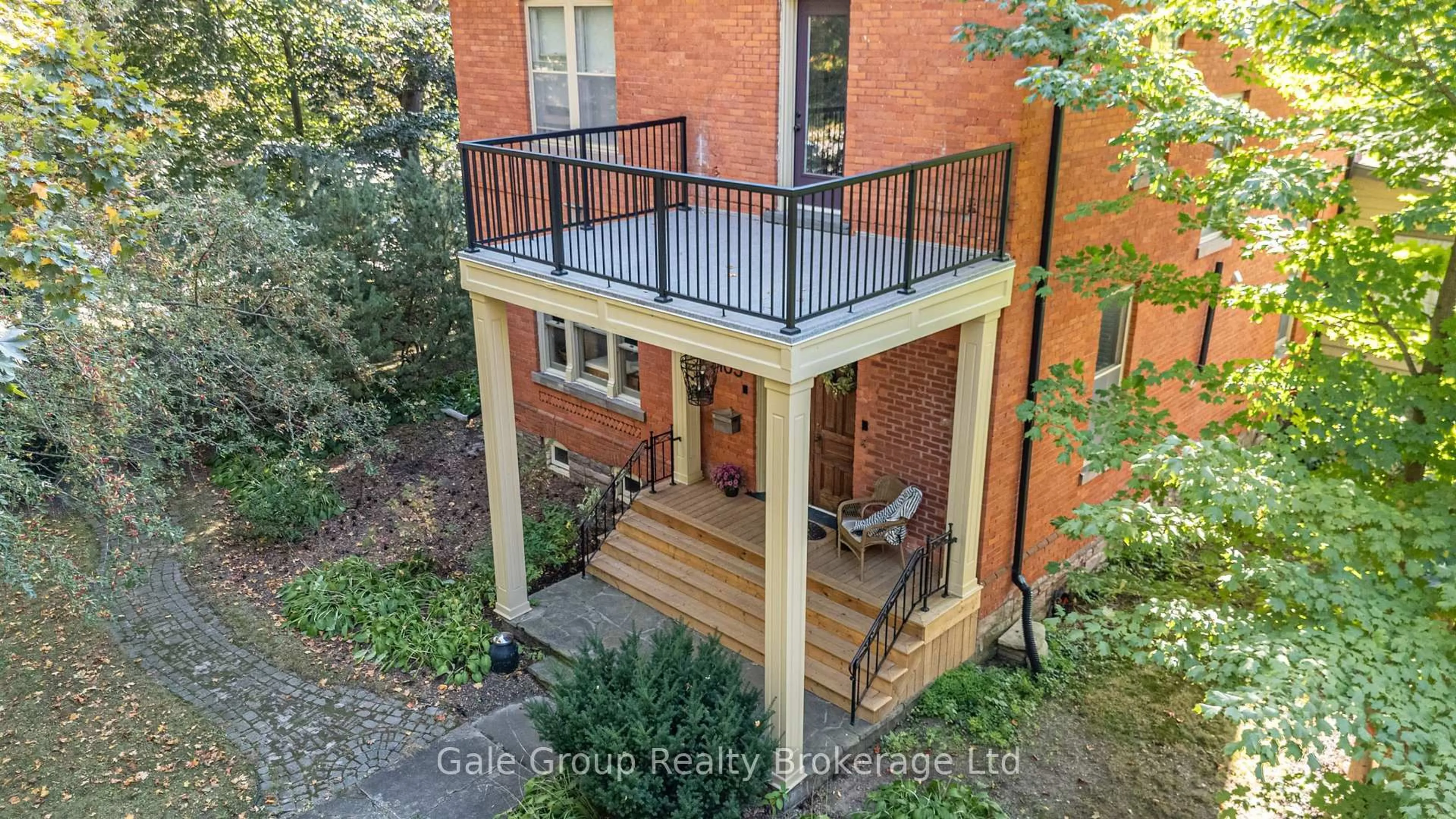 A pic from outside/outdoor area/front of a property/back of a property/a pic from drone, unknown for 105 Vansittart Ave, Woodstock Ontario N4S 6E5