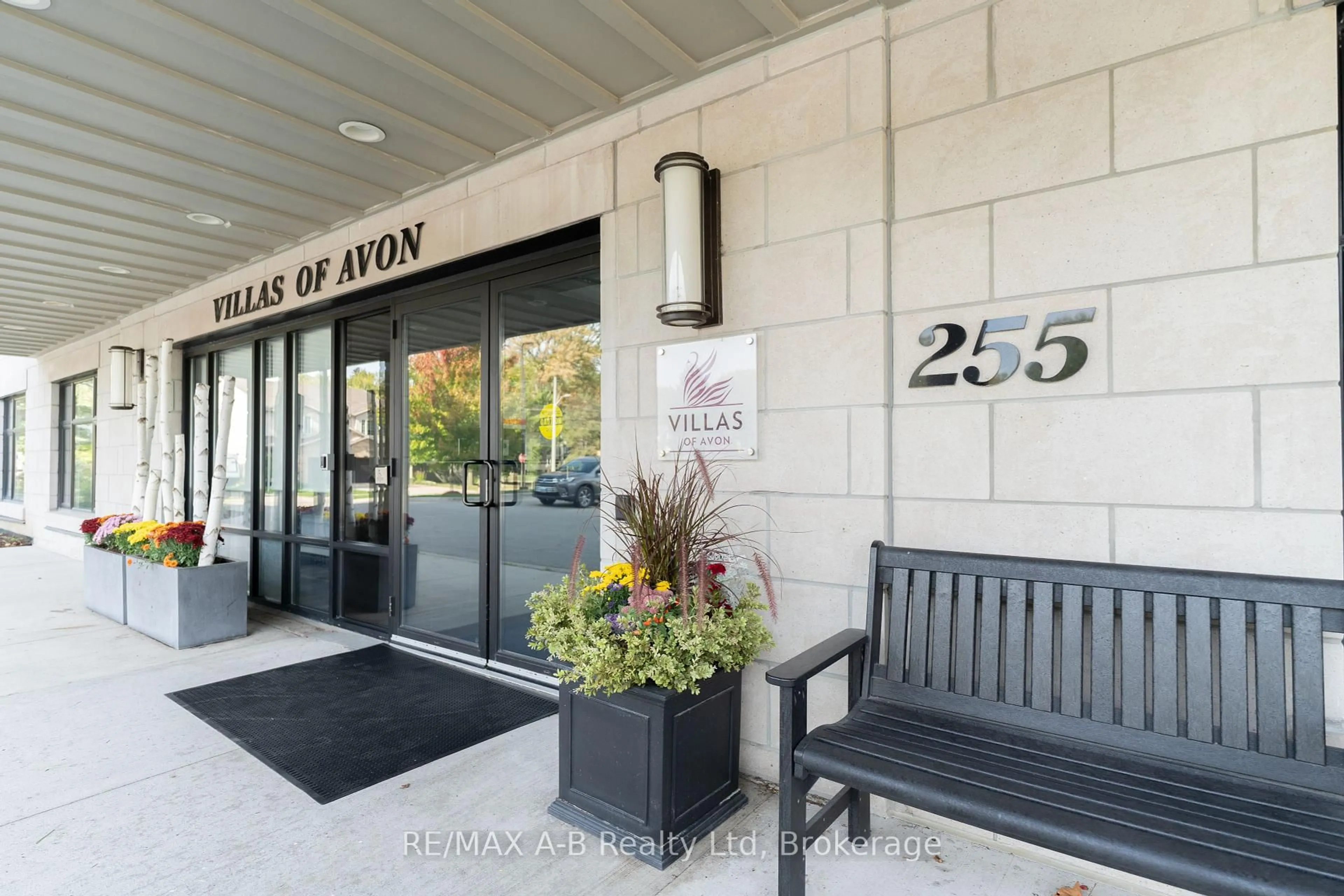 Indoor entryway for 255 John St #111, Stratford Ontario N5A 0G7