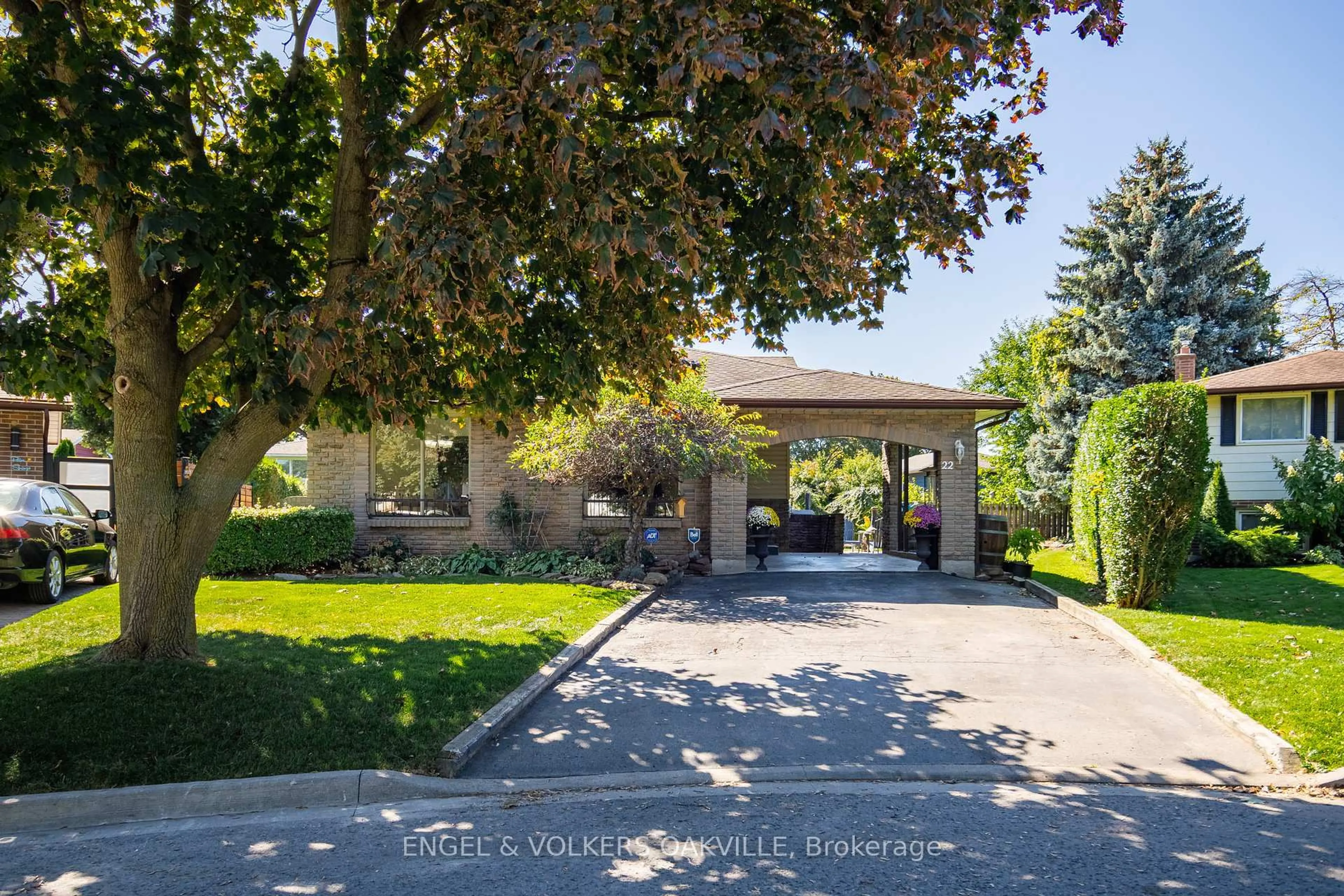A pic from outside/outdoor area/front of a property/back of a property/a pic from drone, street for 22 Sandy Cove Circ, St. Catharines Ontario L2N 5Z4