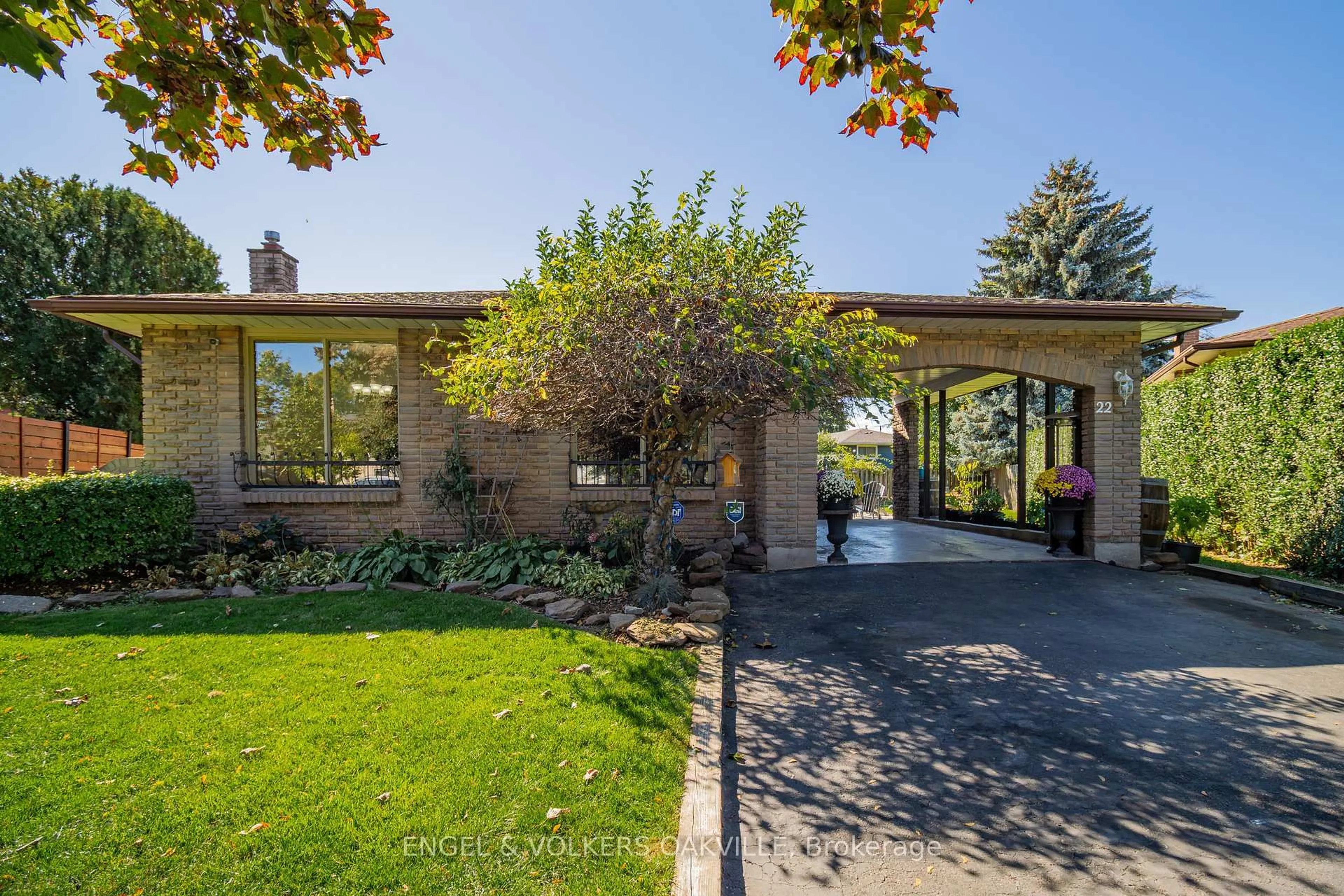 Home with brick exterior material, street for 22 Sandy Cove Circ, St. Catharines Ontario L2N 5Z4
