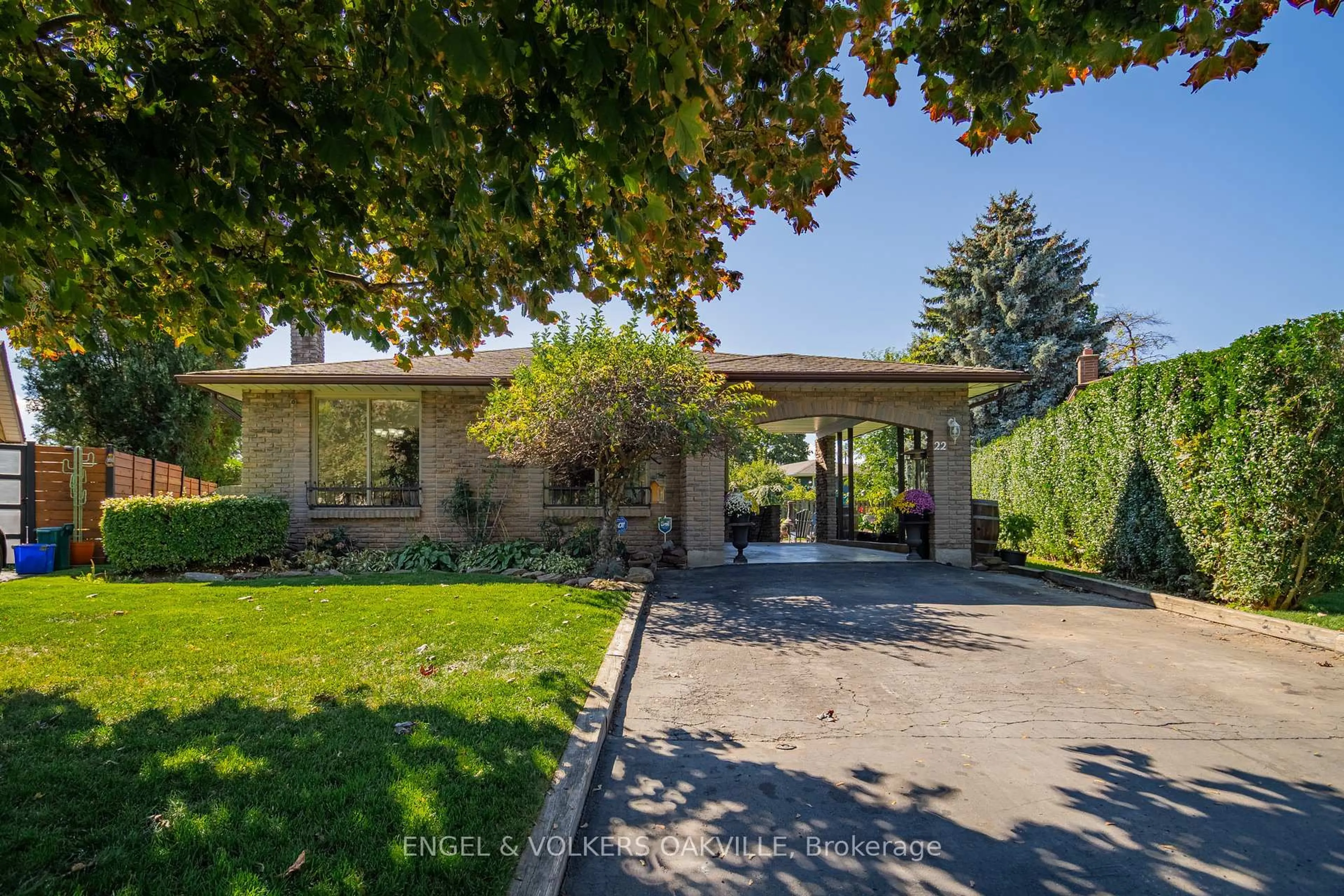 A pic from outside/outdoor area/front of a property/back of a property/a pic from drone, street for 22 Sandy Cove Circ, St. Catharines Ontario L2N 5Z4