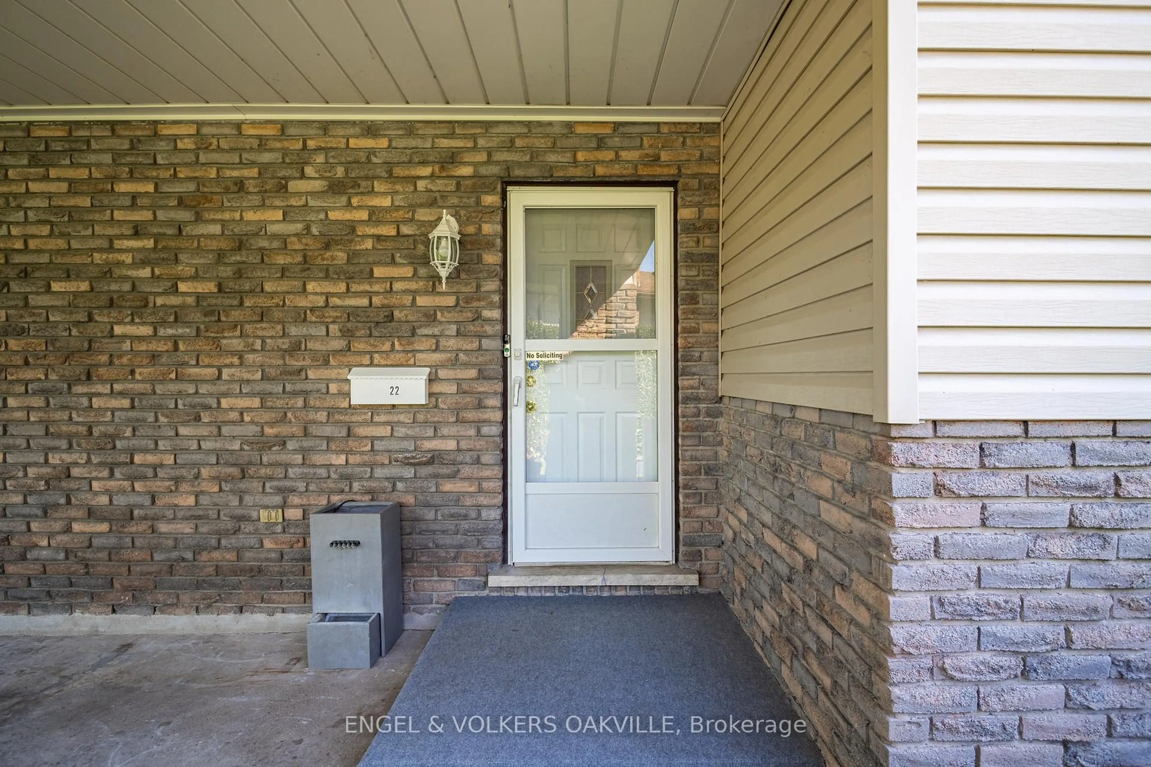 Indoor entryway for 22 Sandy Cove Circ, St. Catharines Ontario L2N 5Z4