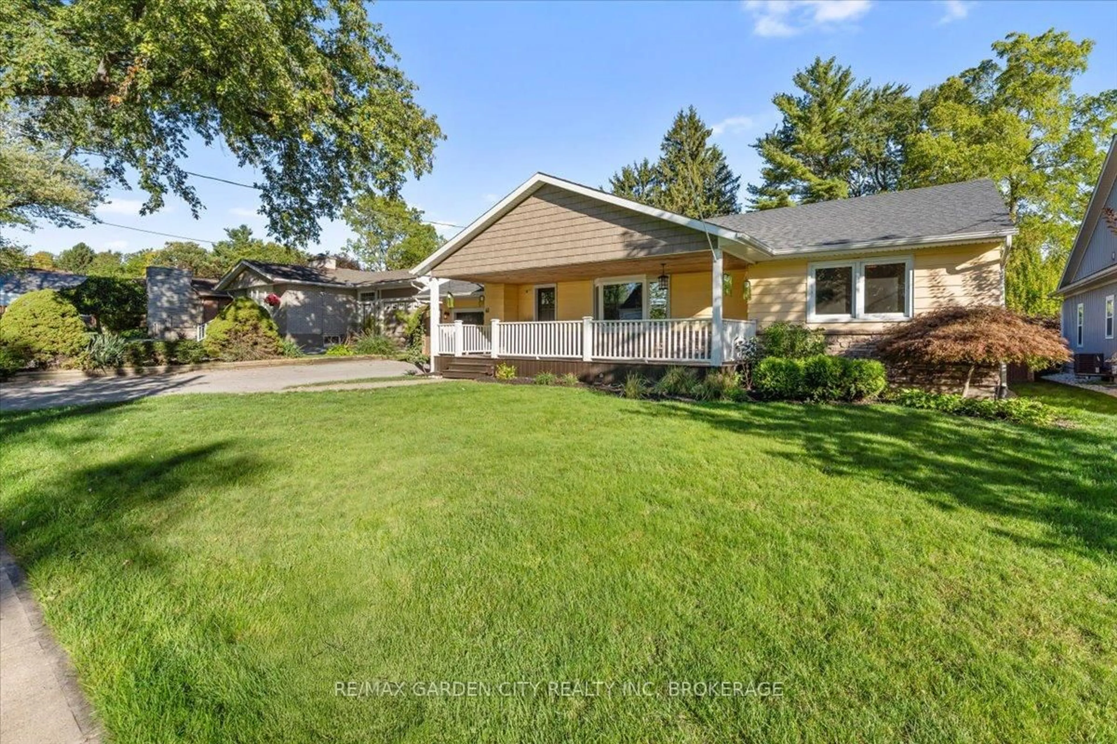Home with vinyl exterior material, street for 41 Emmett St, Pelham Ontario L0S 1E0