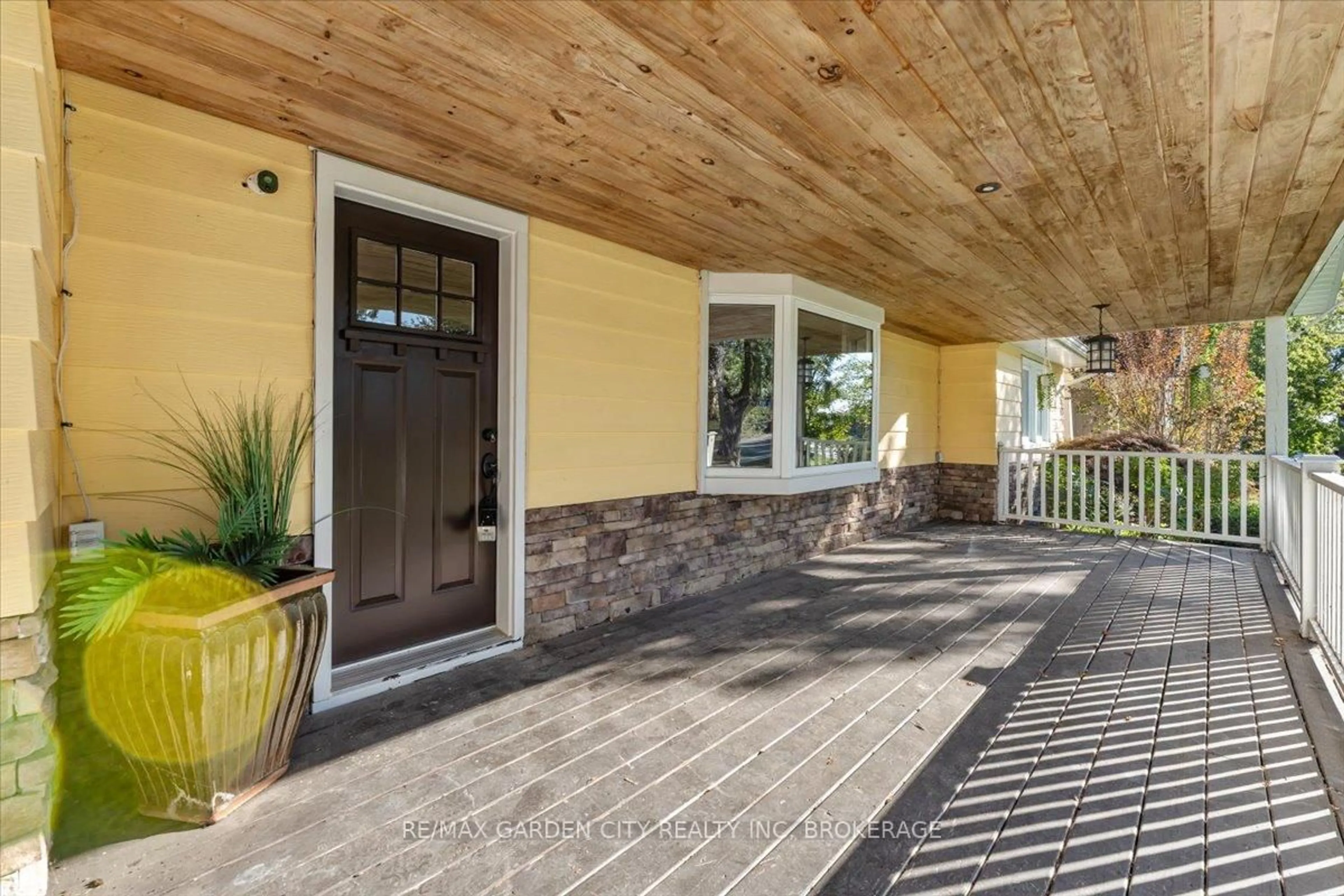 Indoor entryway for 41 Emmett St, Pelham Ontario L0S 1E0