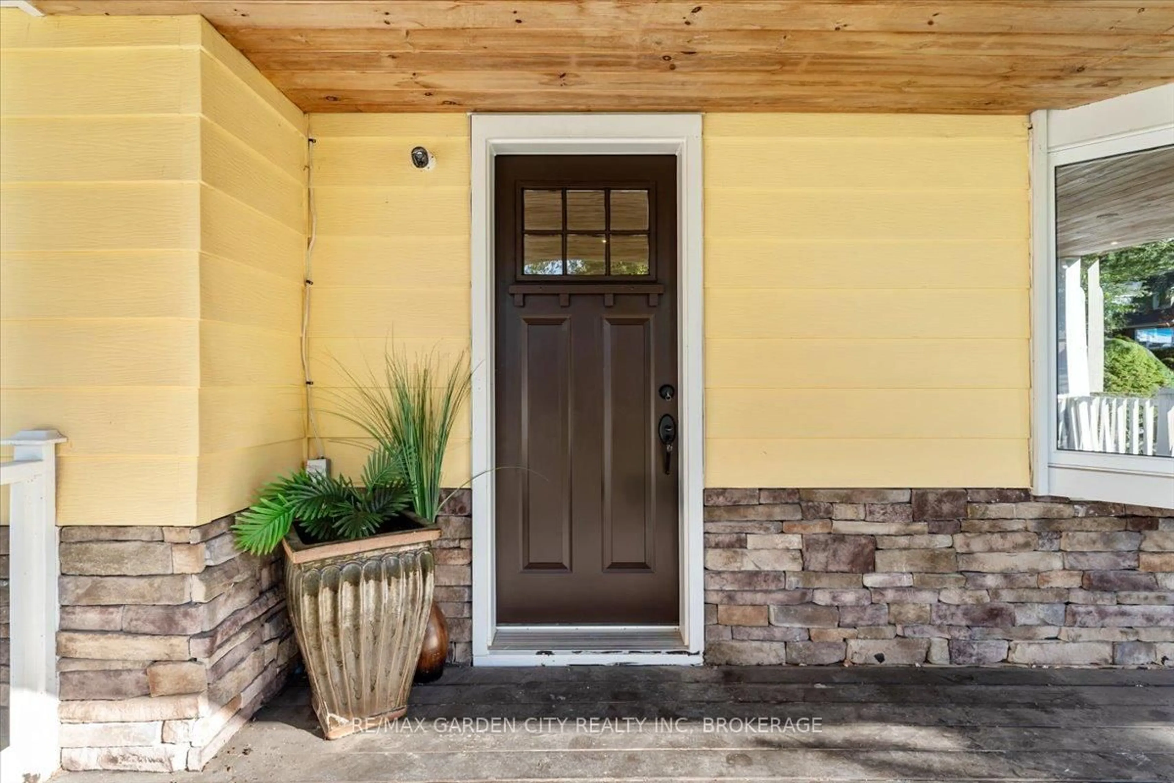 Indoor entryway for 41 Emmett St, Pelham Ontario L0S 1E0