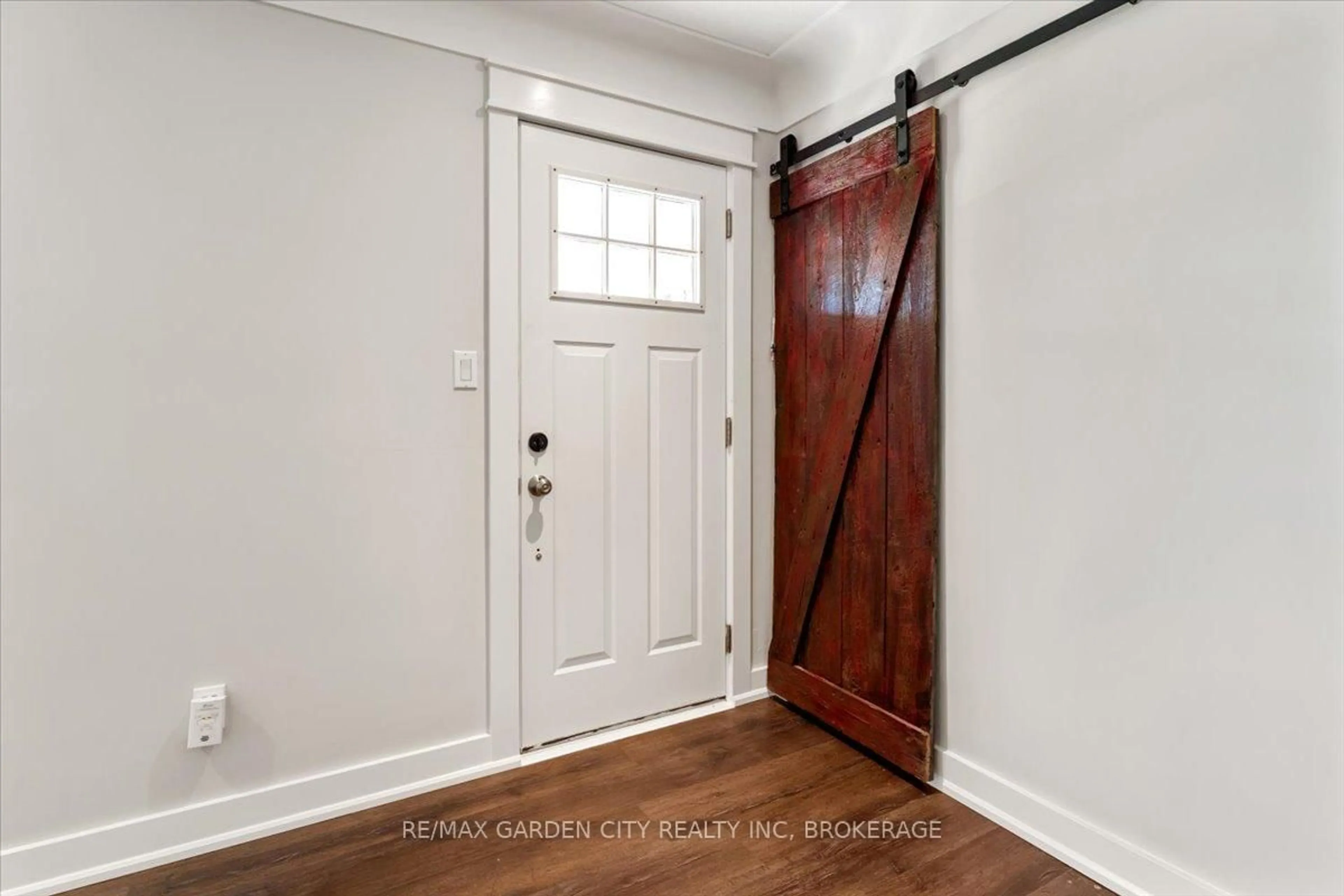 Indoor entryway for 41 Emmett St, Pelham Ontario L0S 1E0