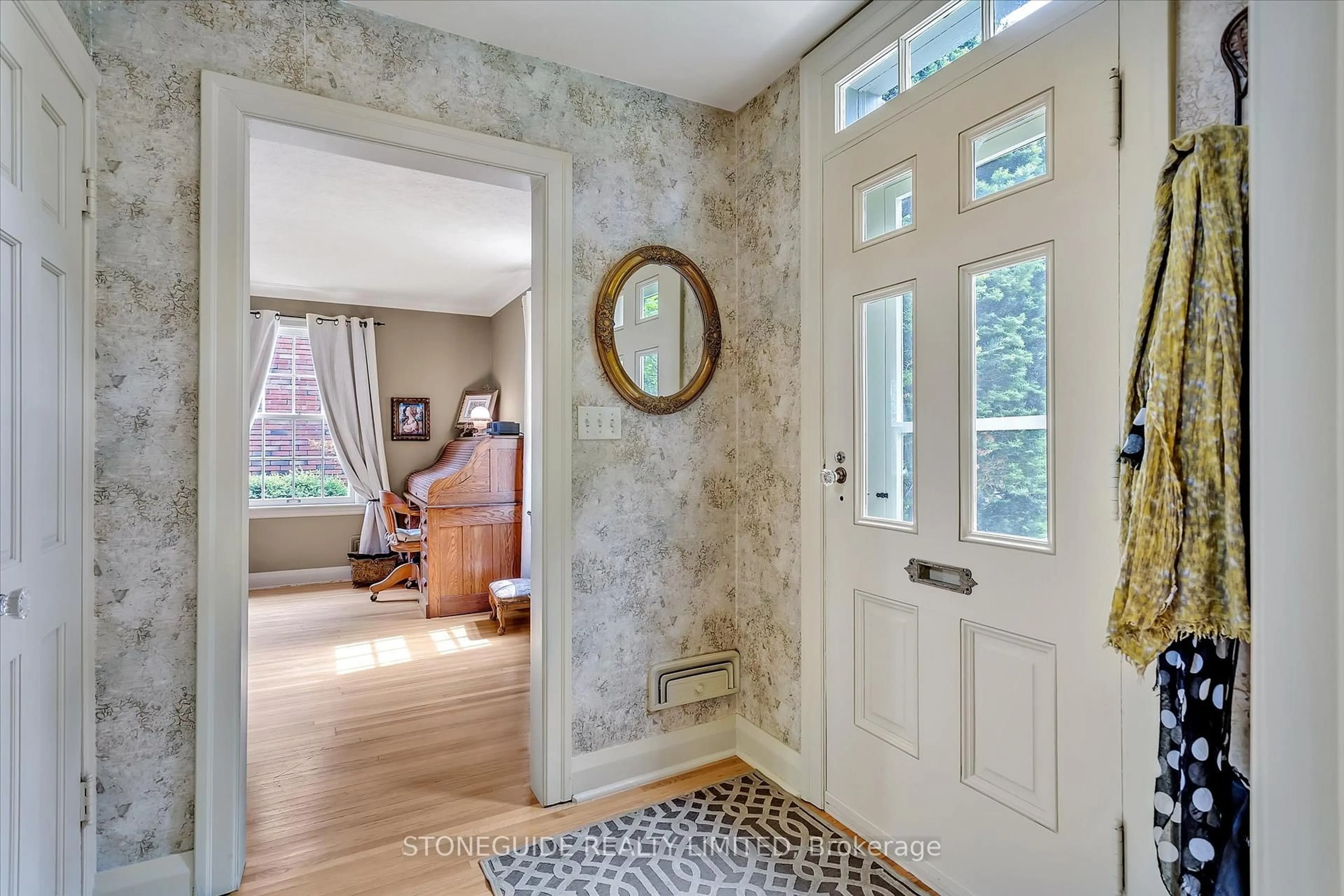 Indoor entryway for 442 Gordon Ave, Peterborough Central Ontario K9J 6G5