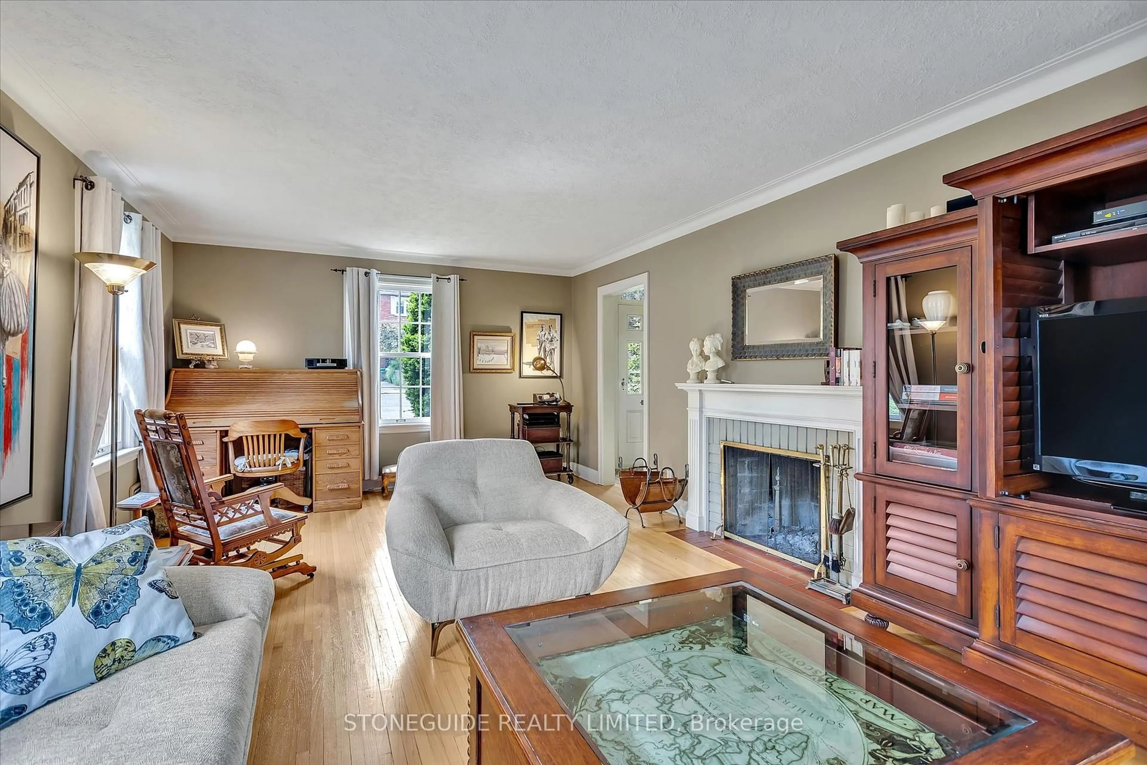 Living room with furniture, wood/laminate floor for 442 Gordon Ave, Peterborough Central Ontario K9J 6G5